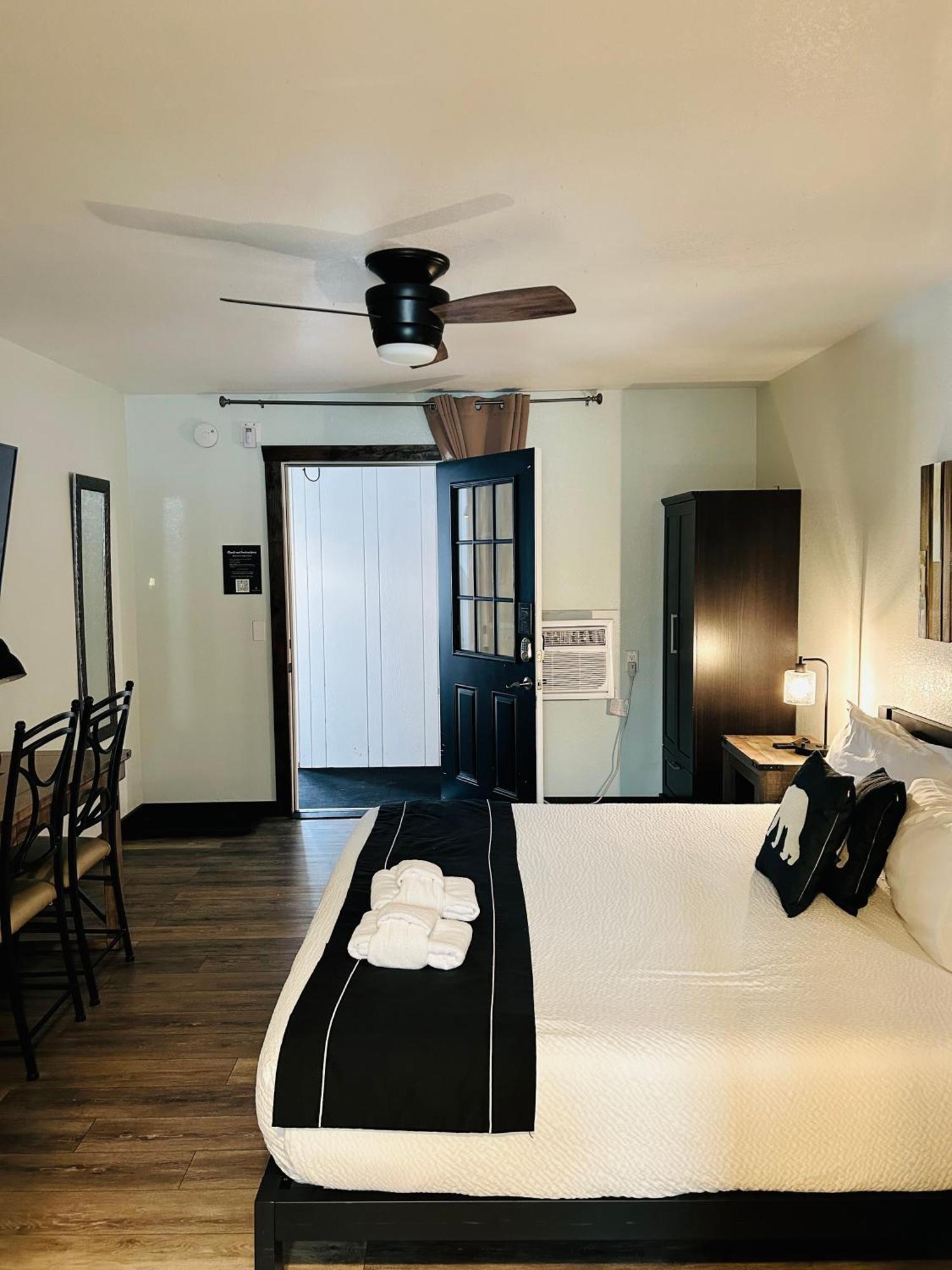 King Room with Roll-In Shower - Disability Access