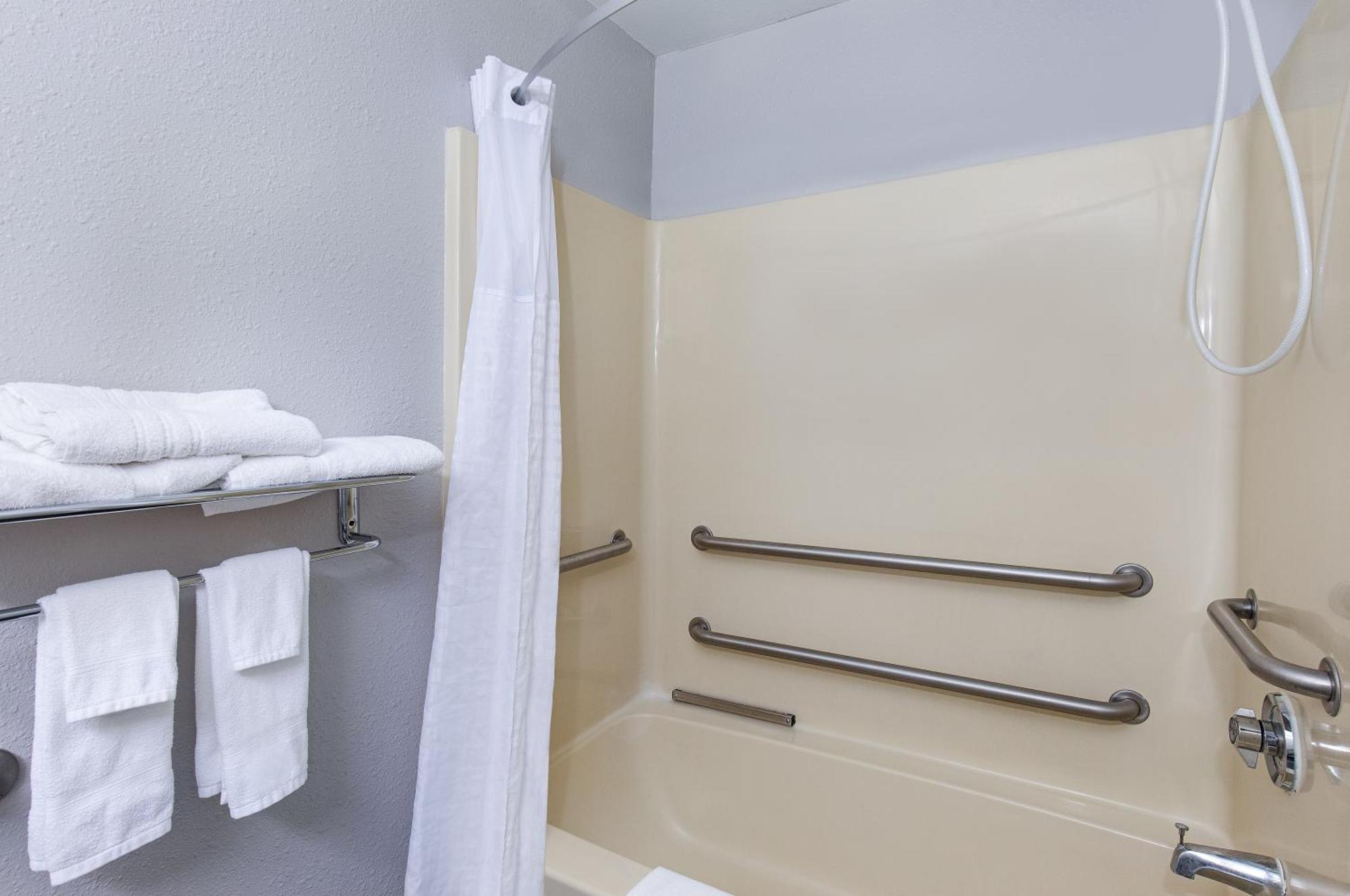 Queen Room - Disability Access/Non-Smoking