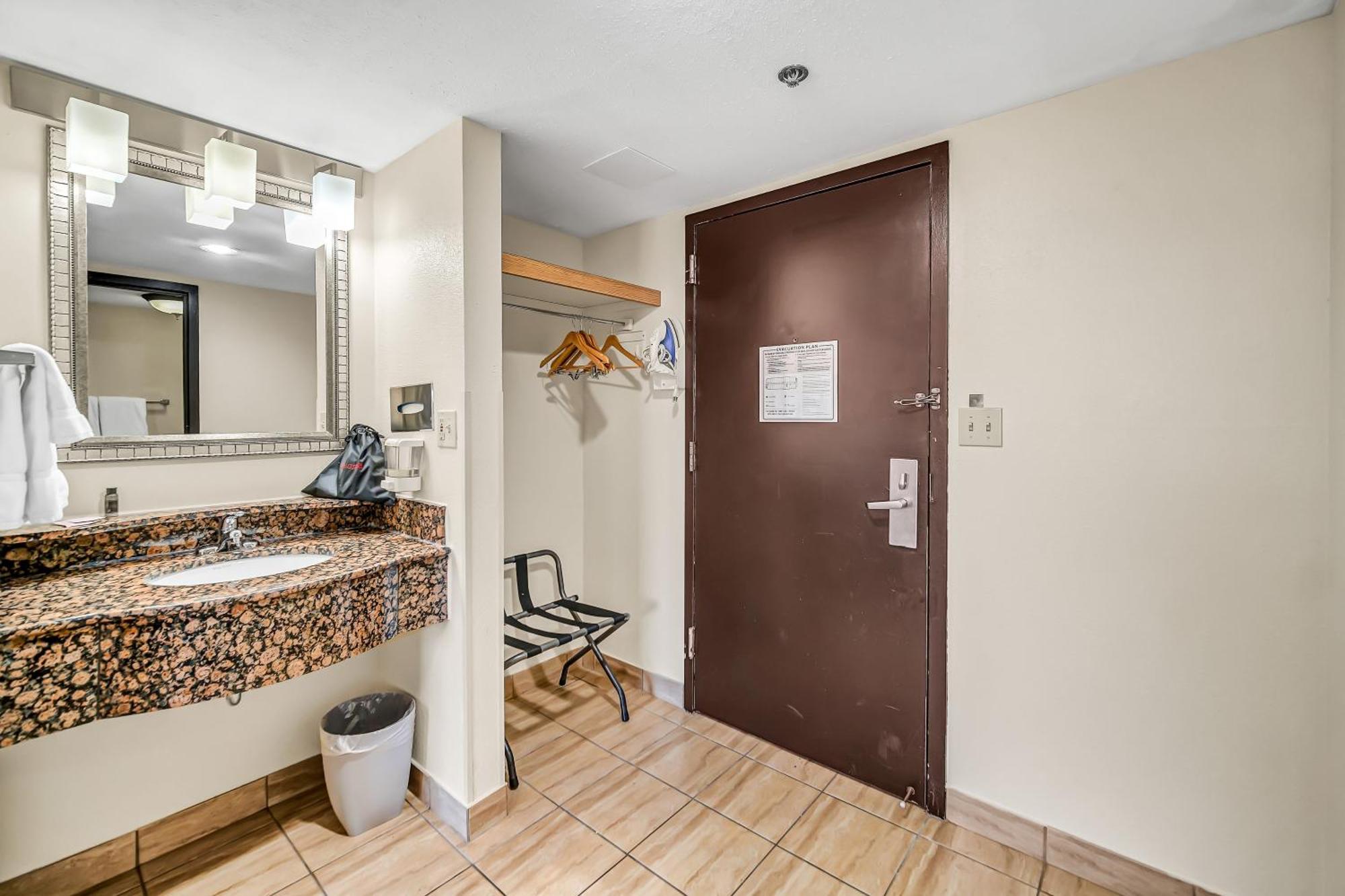 Queen Room - Disability Access/Non-Smoking