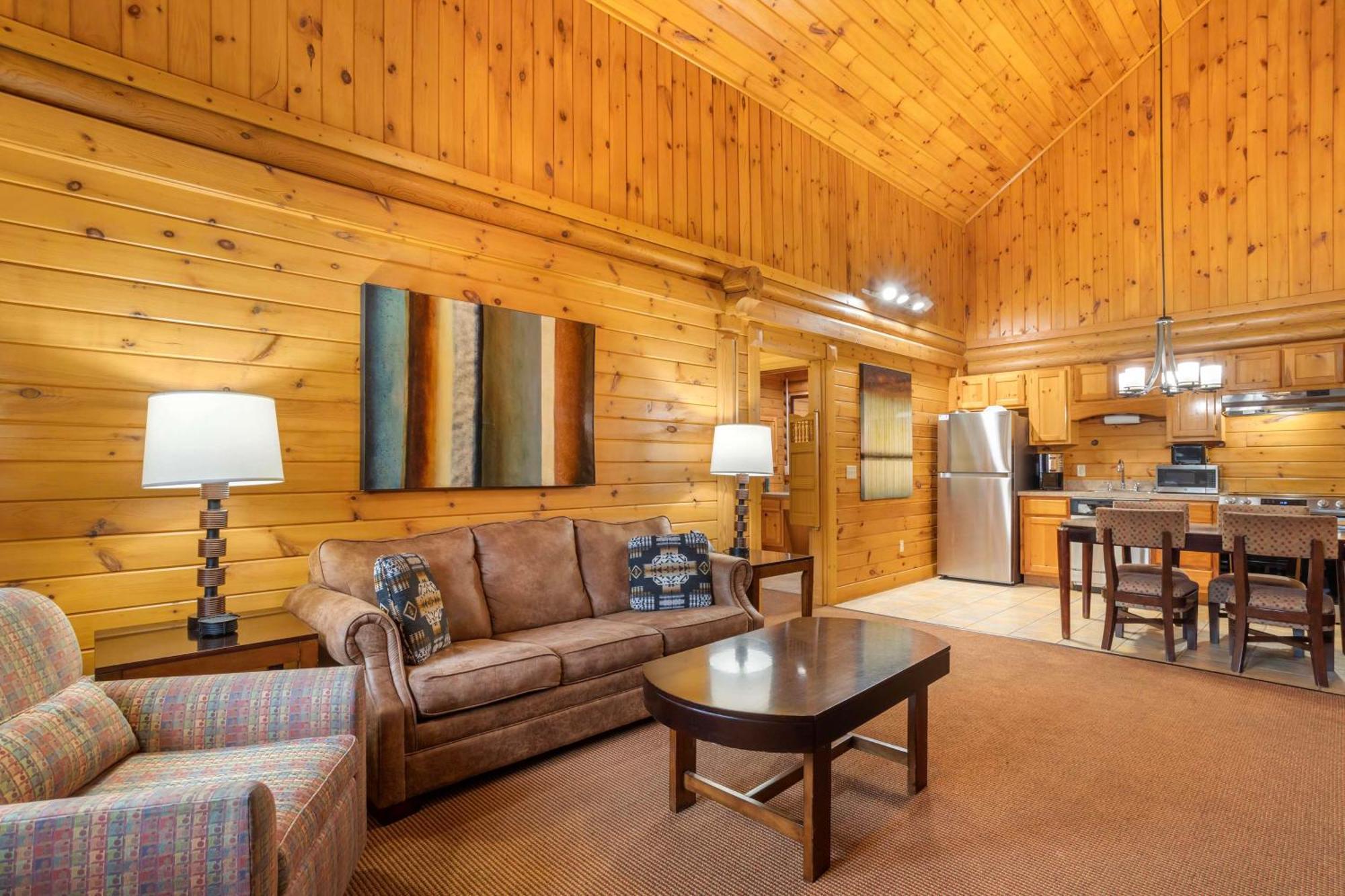 2 BEDROOM CABIN 2 QUEEN BEDS
