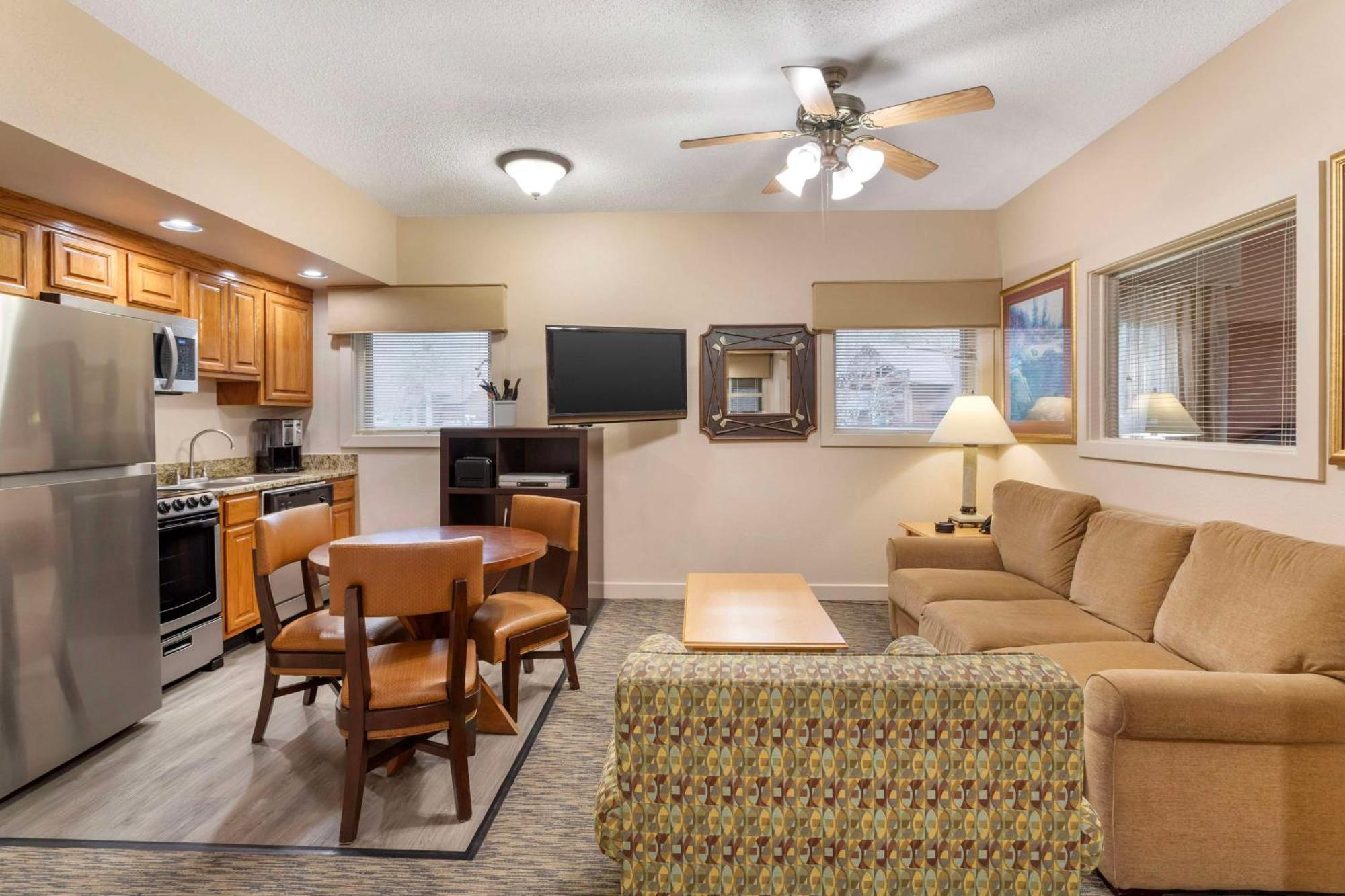 1 Bedroom 1 Queen Suite Sofabed