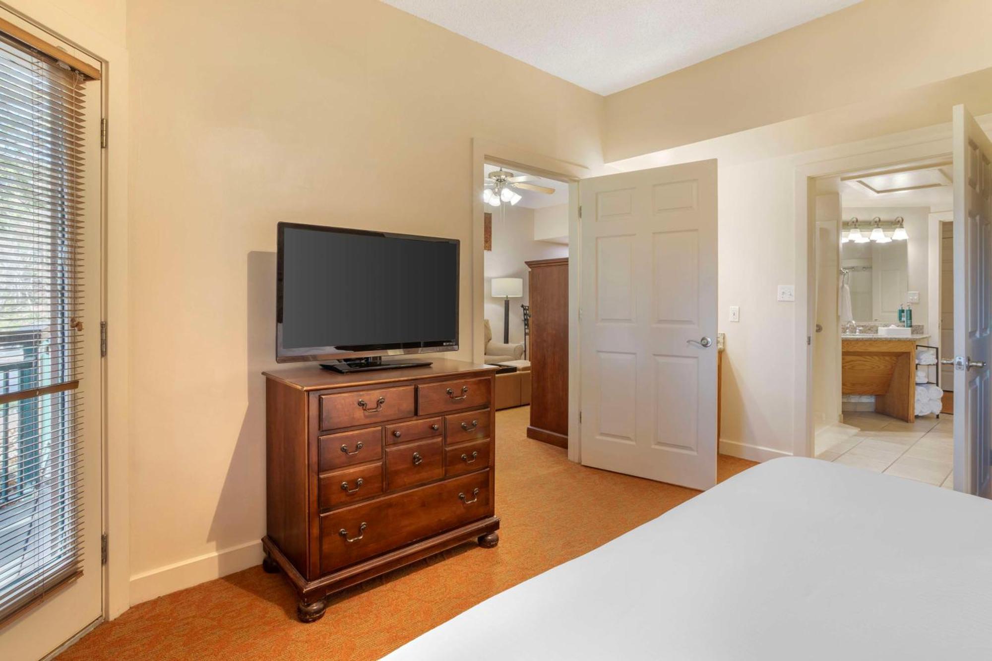 1 BEDROOM 1 KING SUITE PLUS SOFABED