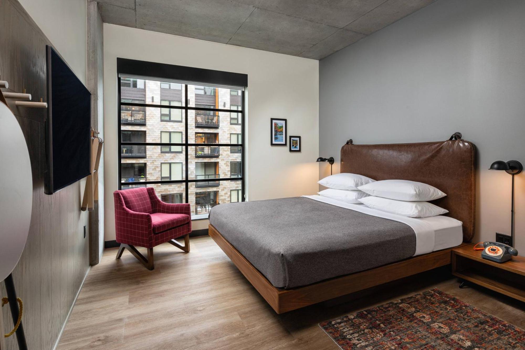 King Room with Roll-In Shower and City View - Mobility Accessible