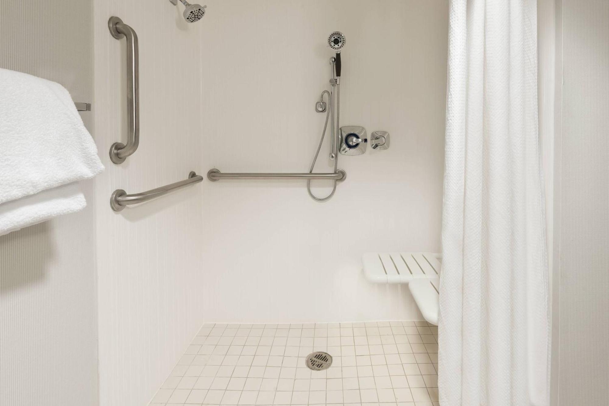 King Room with Bathtub - Mobility Access