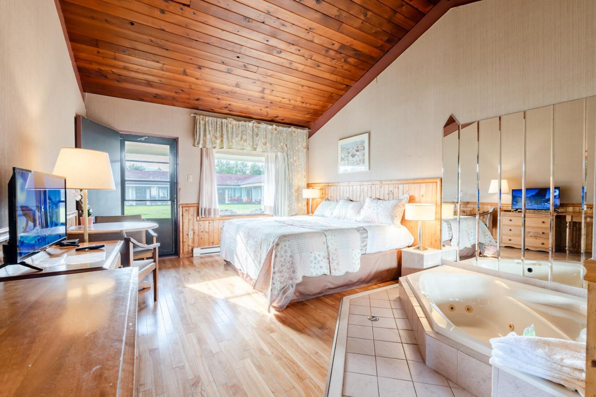 King Room a Spa Bath Wood Floor