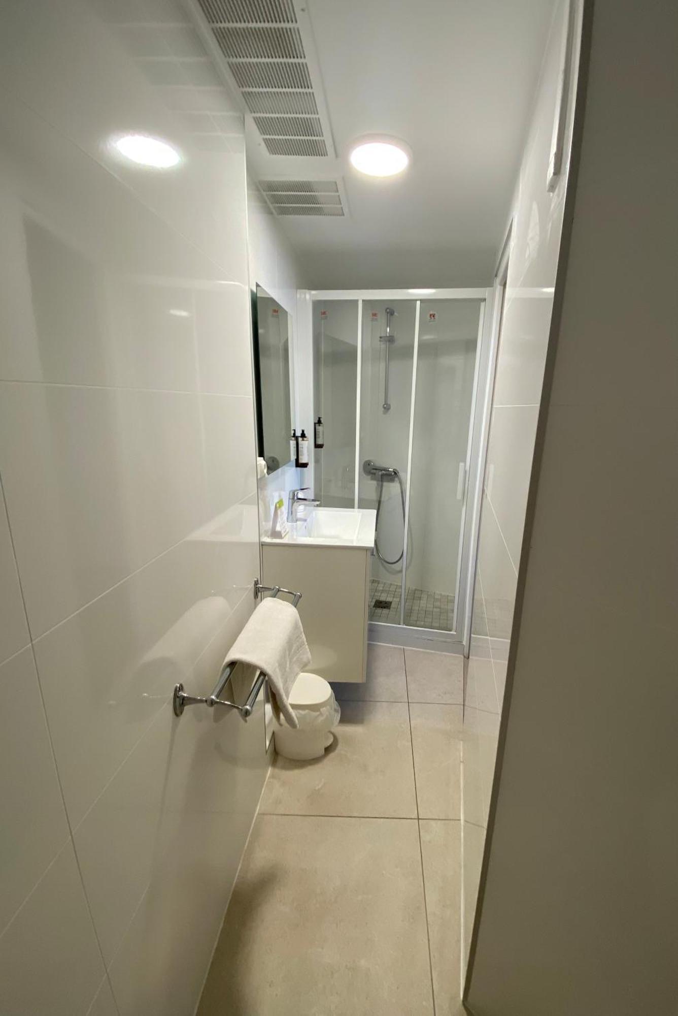 Standard Double Room Shower