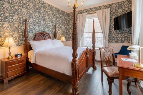 Queen Room