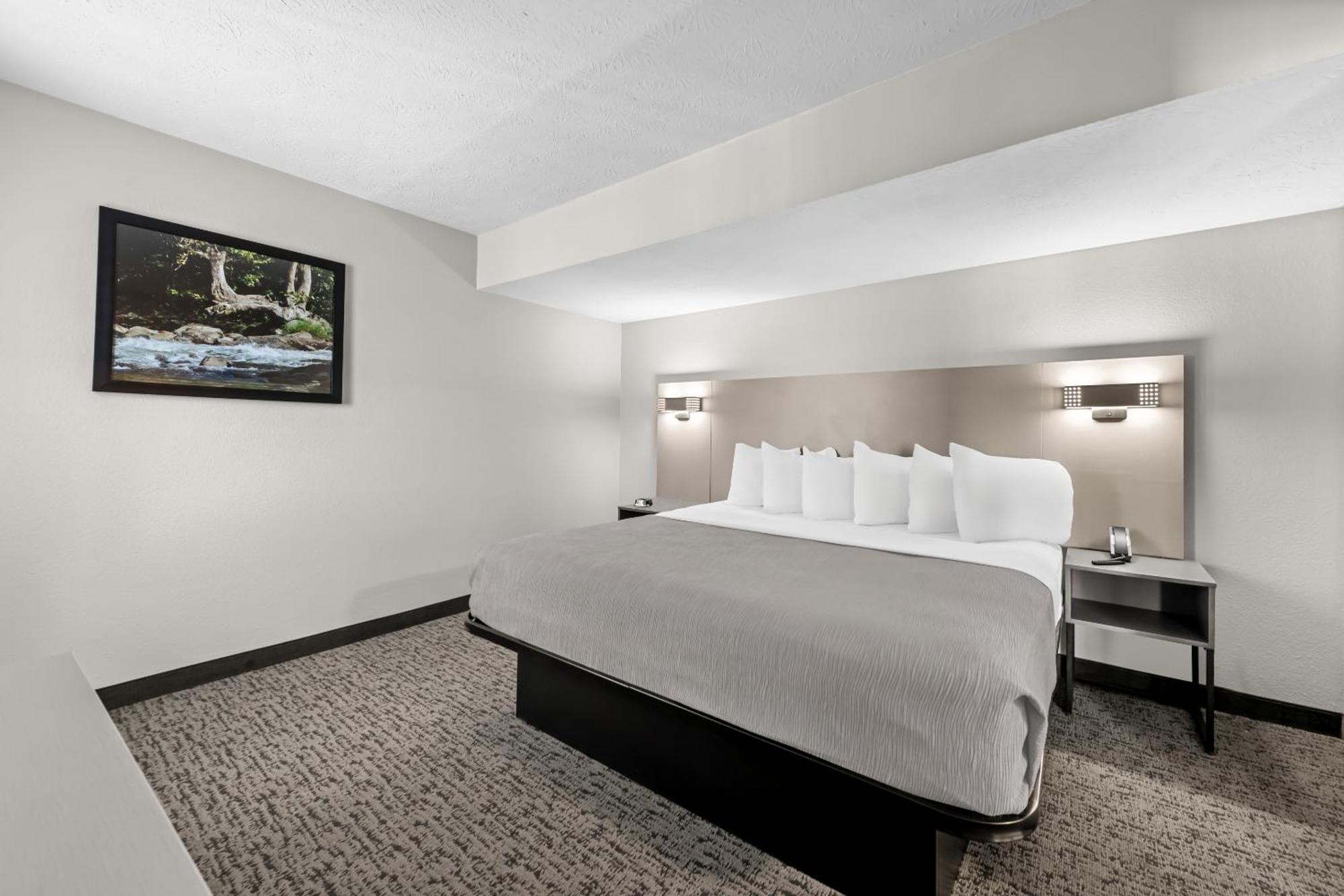 Suite with One King Bed and One Queen Bed - Non-Smoking