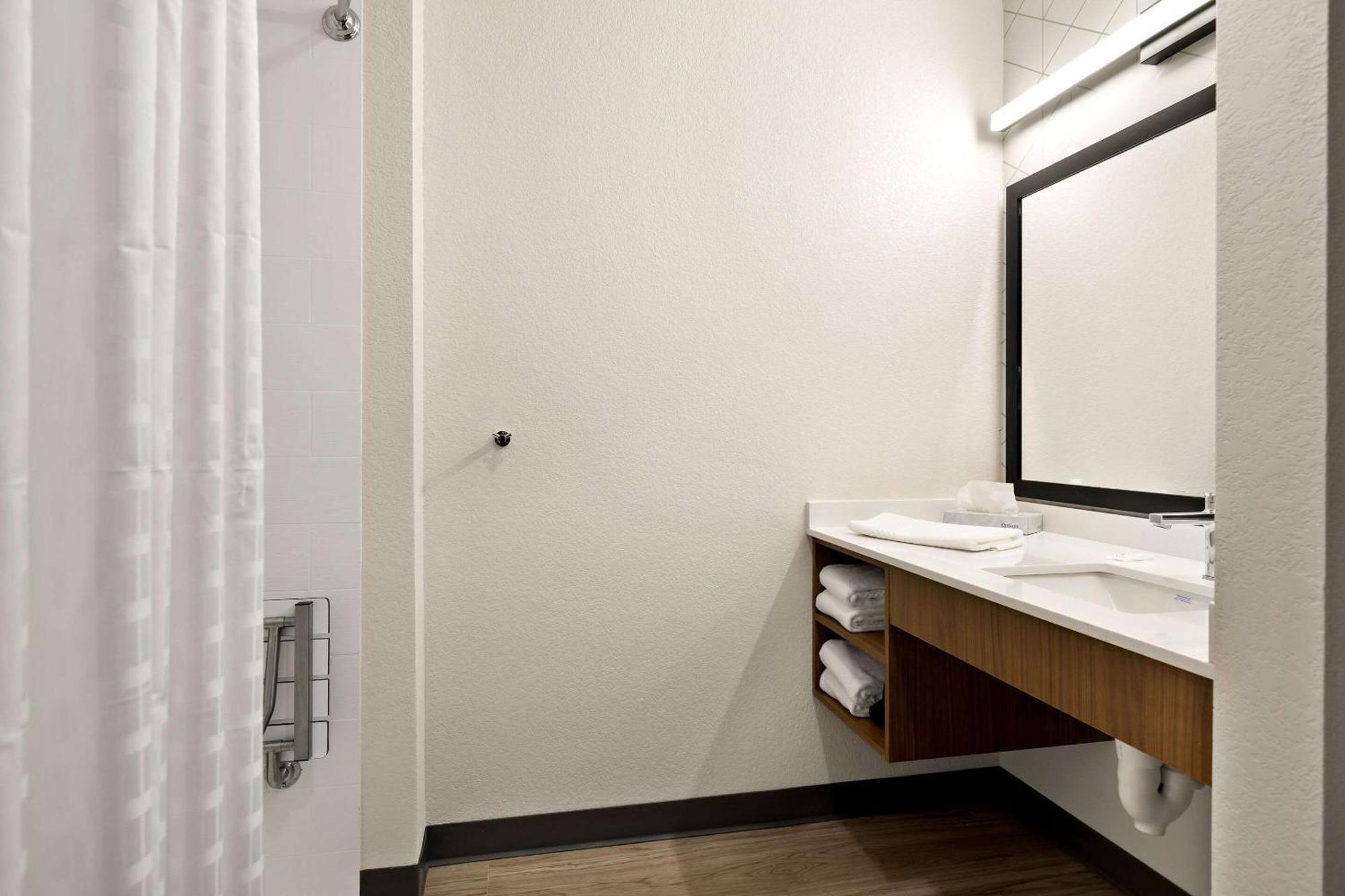 Queen Suite Two Queen Beds Roll Shower Disability Access or Non Smoking,1646458617:JPEG