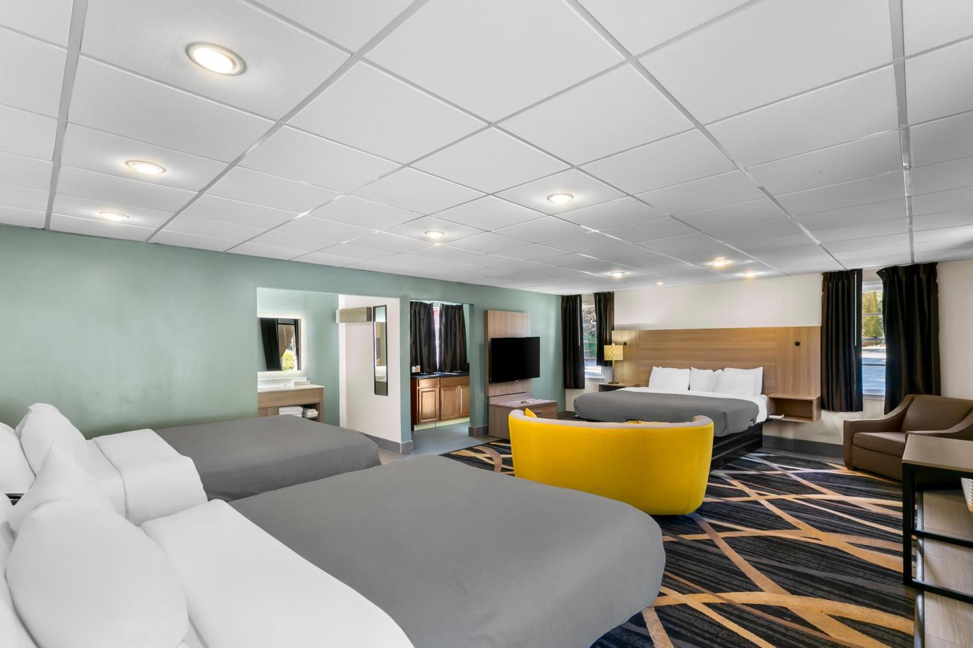Room with One King Bed and Two Queen Beds - Non-Smoking