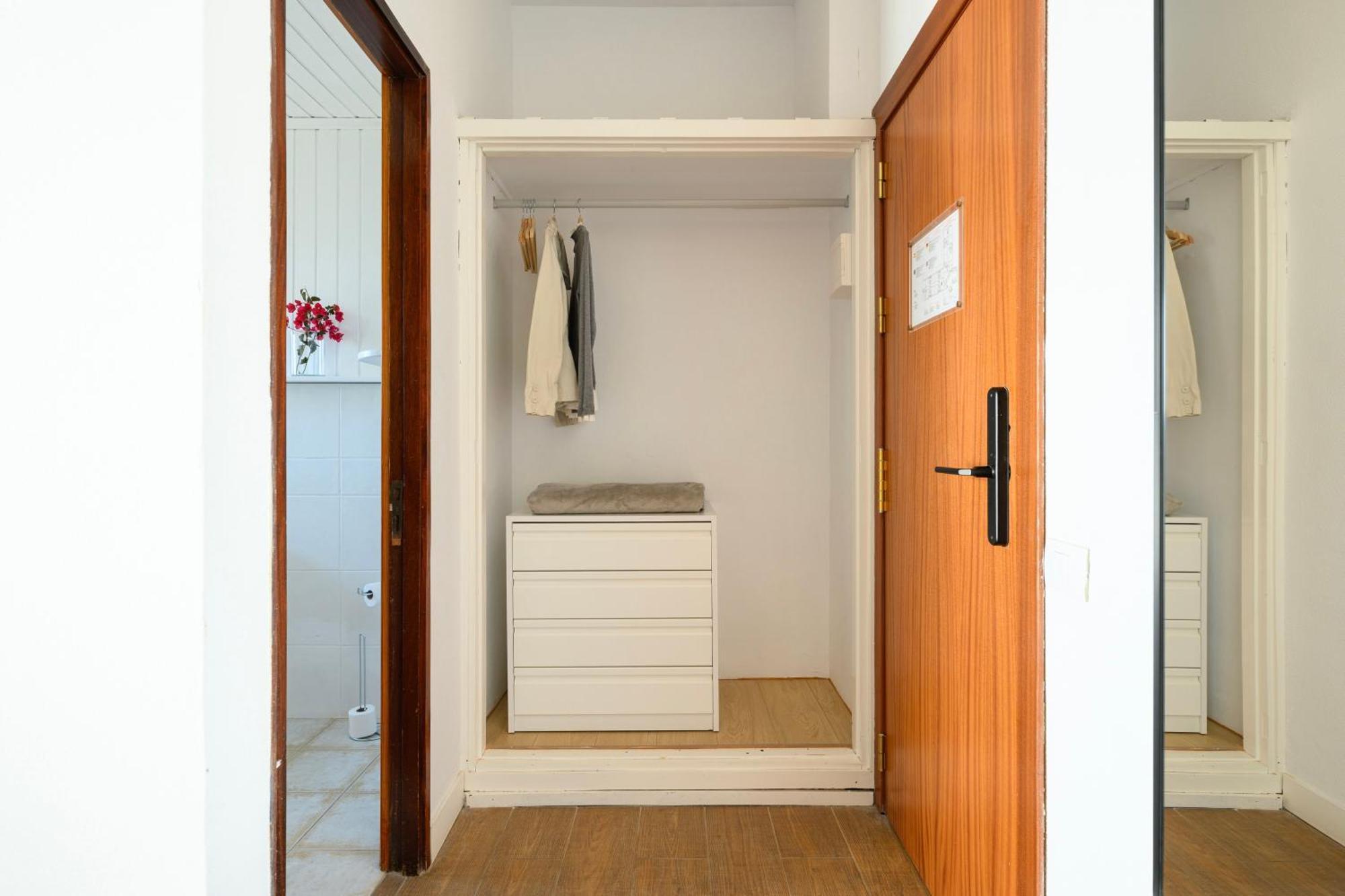Budget Double Room bathtub