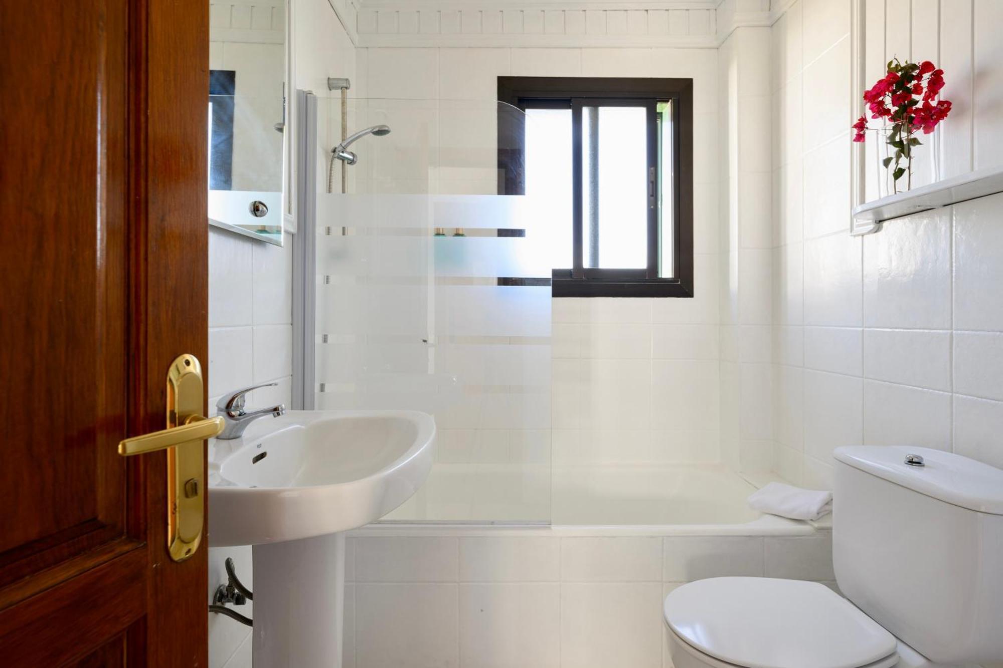 Budget Double Room bathtub