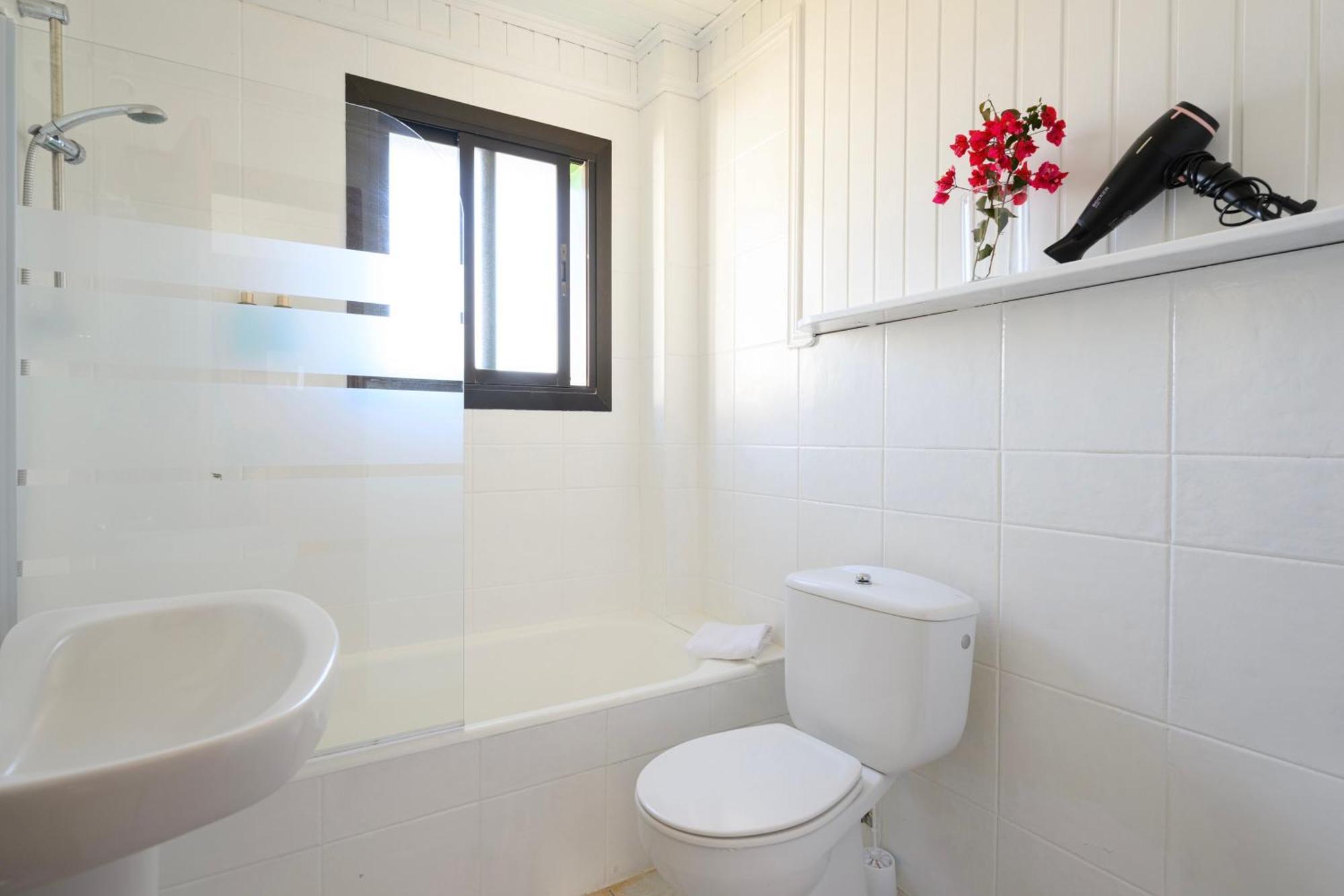Budget Double Room bathtub