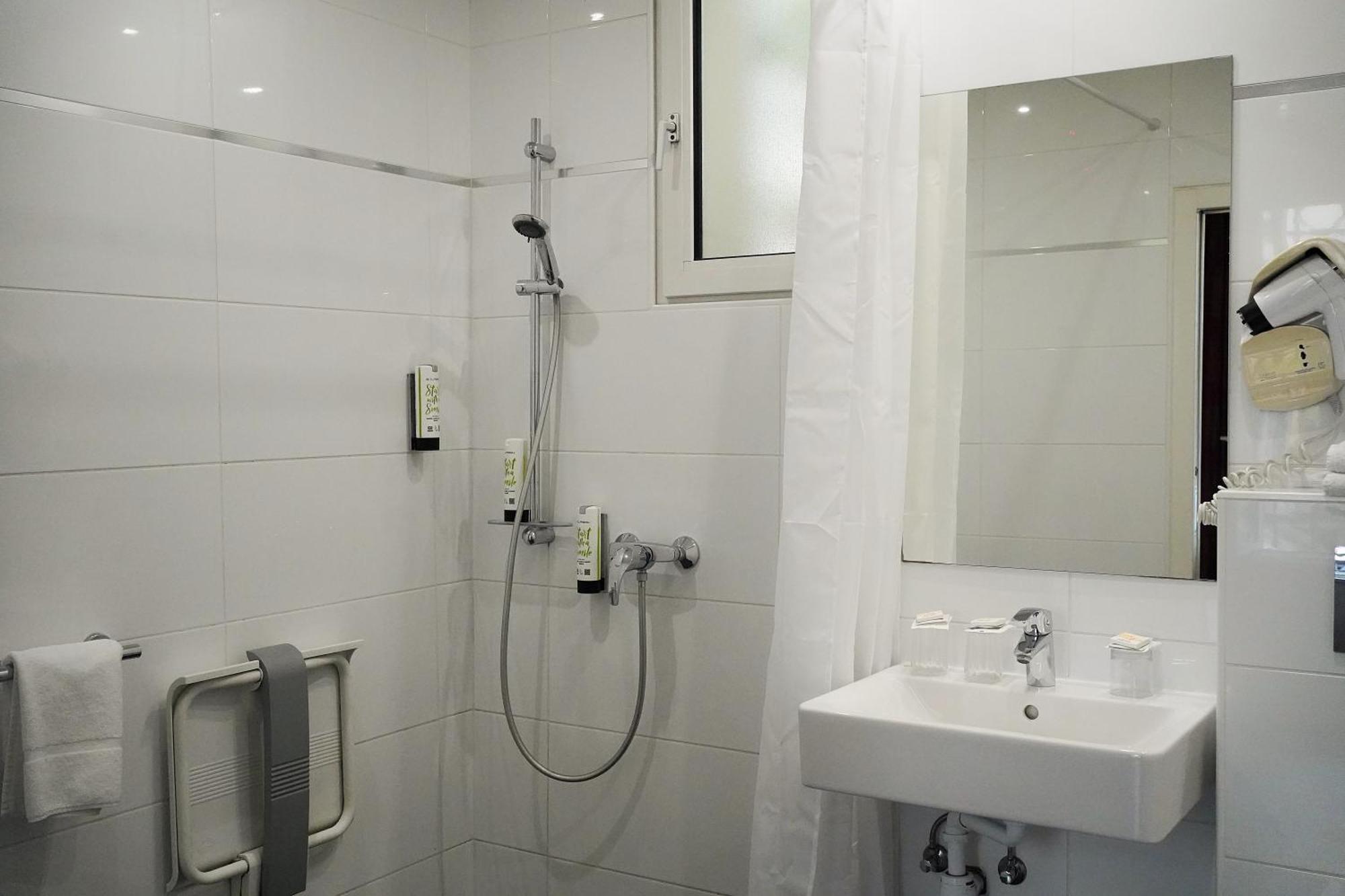 Chambre Triple - Accessible aux Personnes à Mobilité Réduite