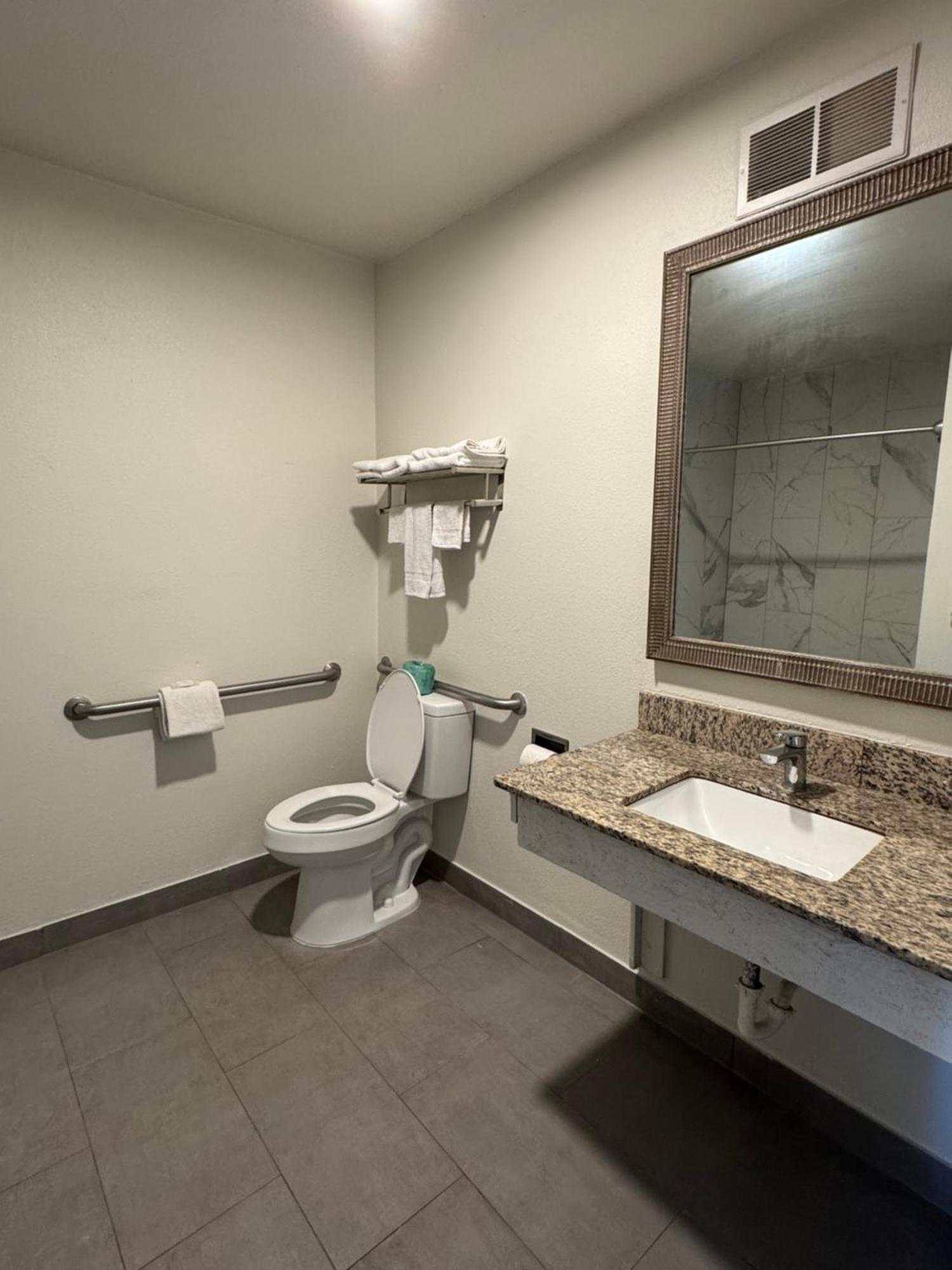 Queen Room with Roll-In Shower - Accessible/Non-Smoking
