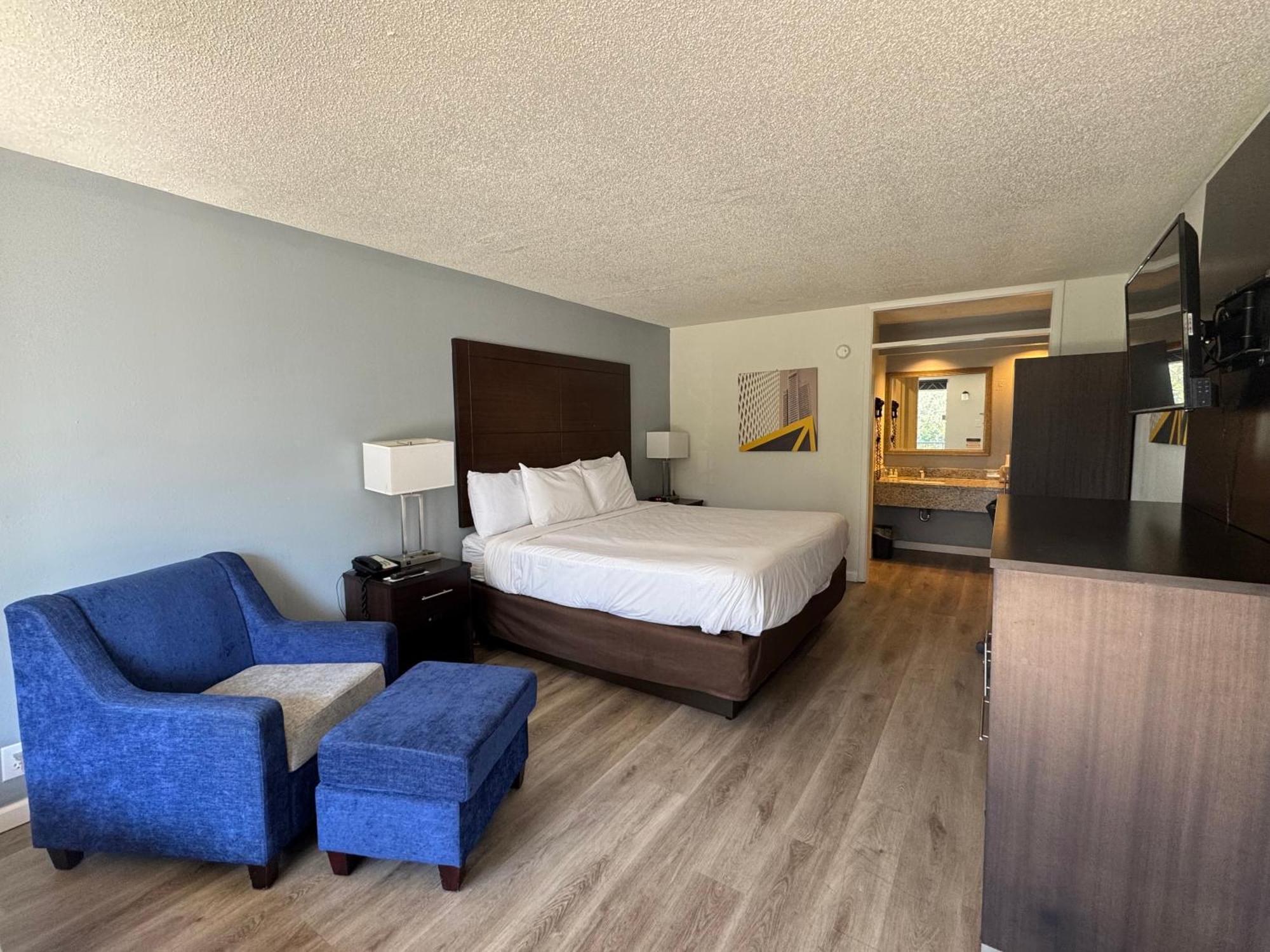 Queen Room - Accessible/Nonsmoking