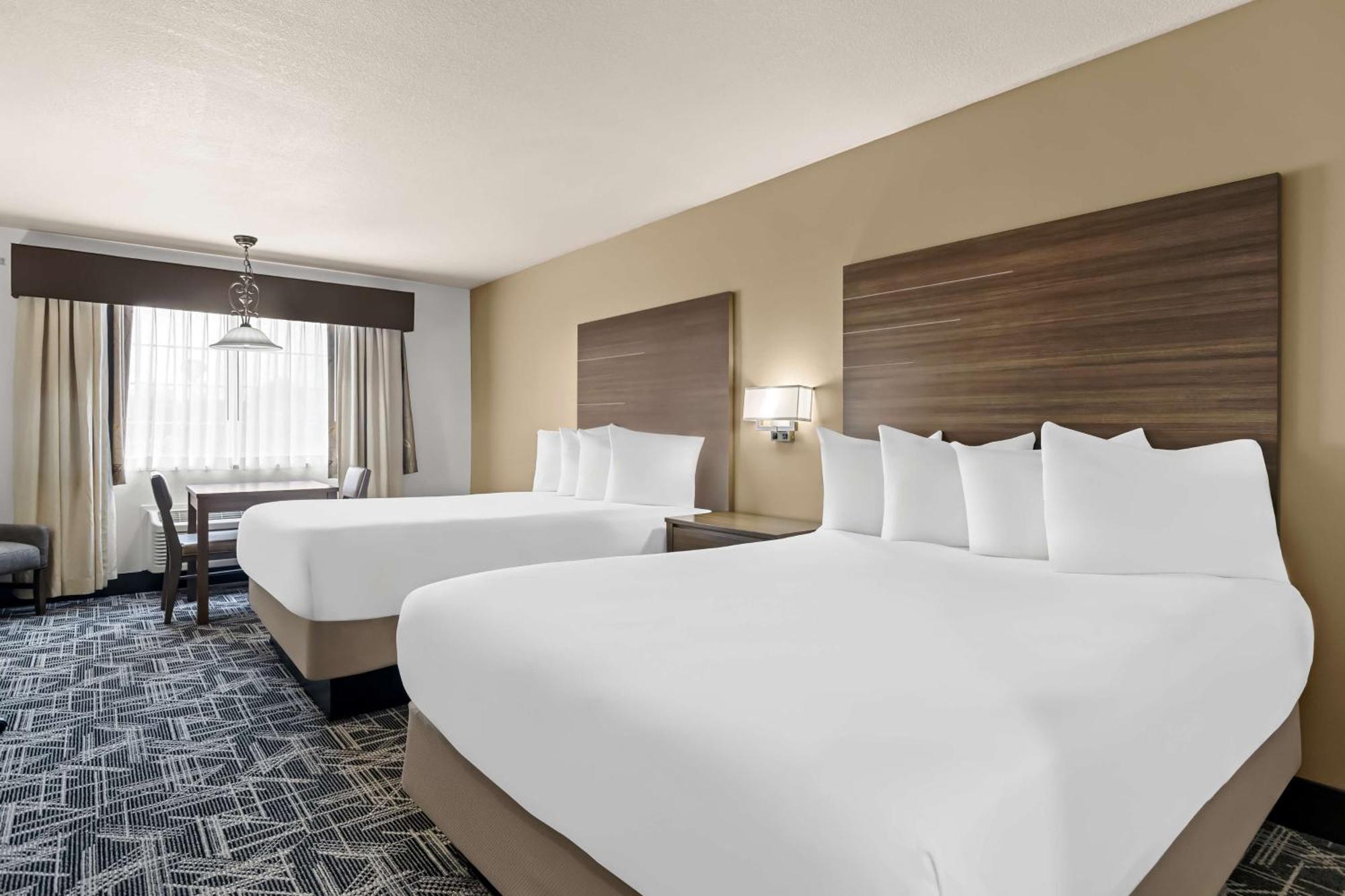 Suite Four Queen Beds Non-Smoking,1654267903:JPEG