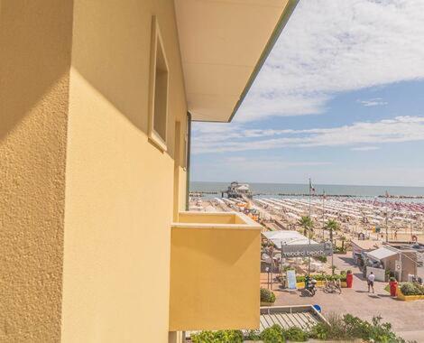 Camera Tripla Superior con Vista Mare