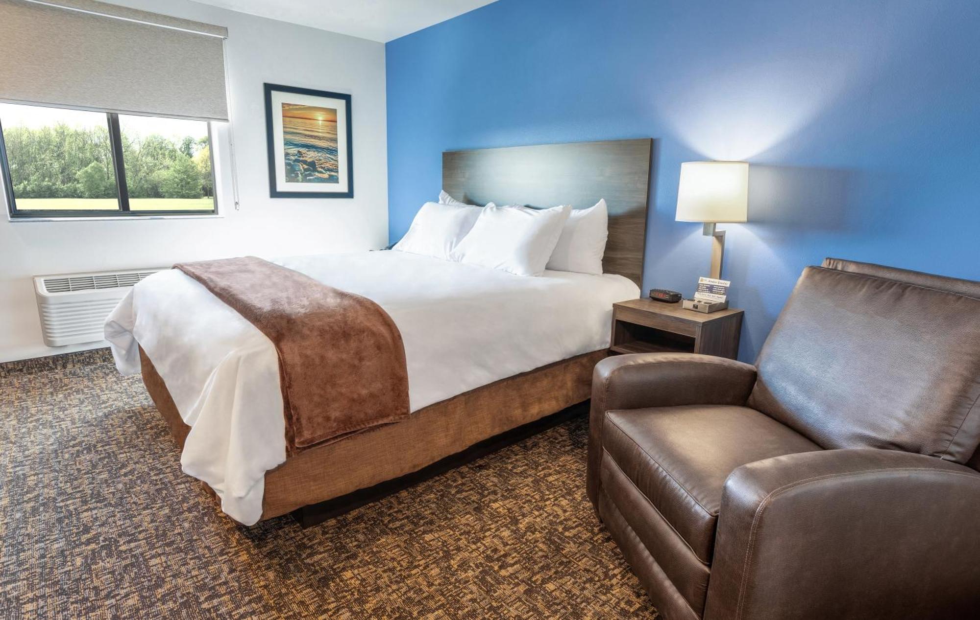 1 Queen Bed with Recliner