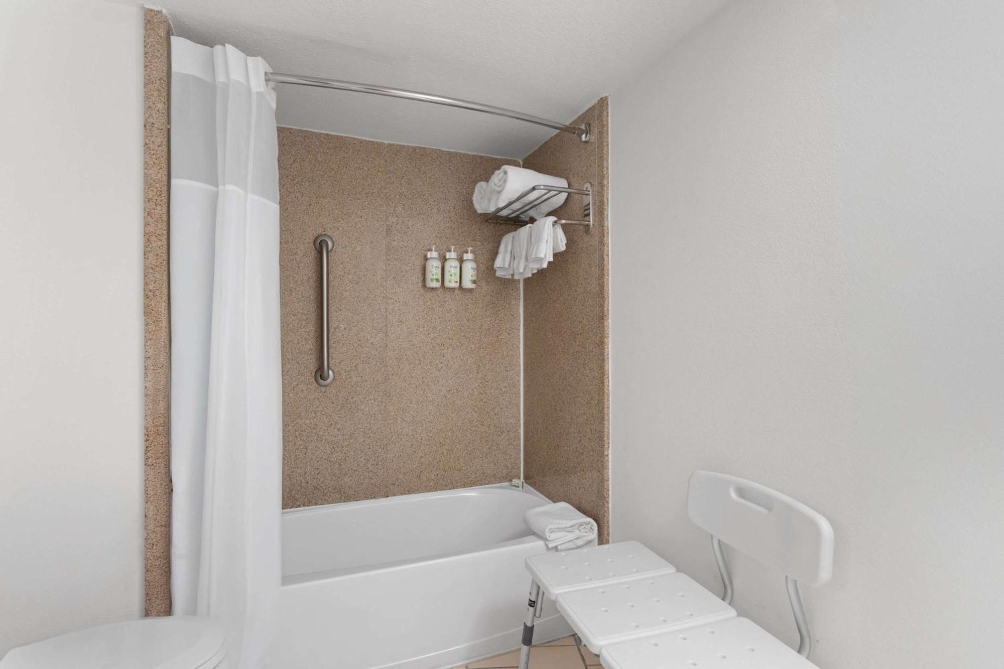 Queen Room Bath Tub Mobility Accessible or Non-Smoking,1657151349:JPEG