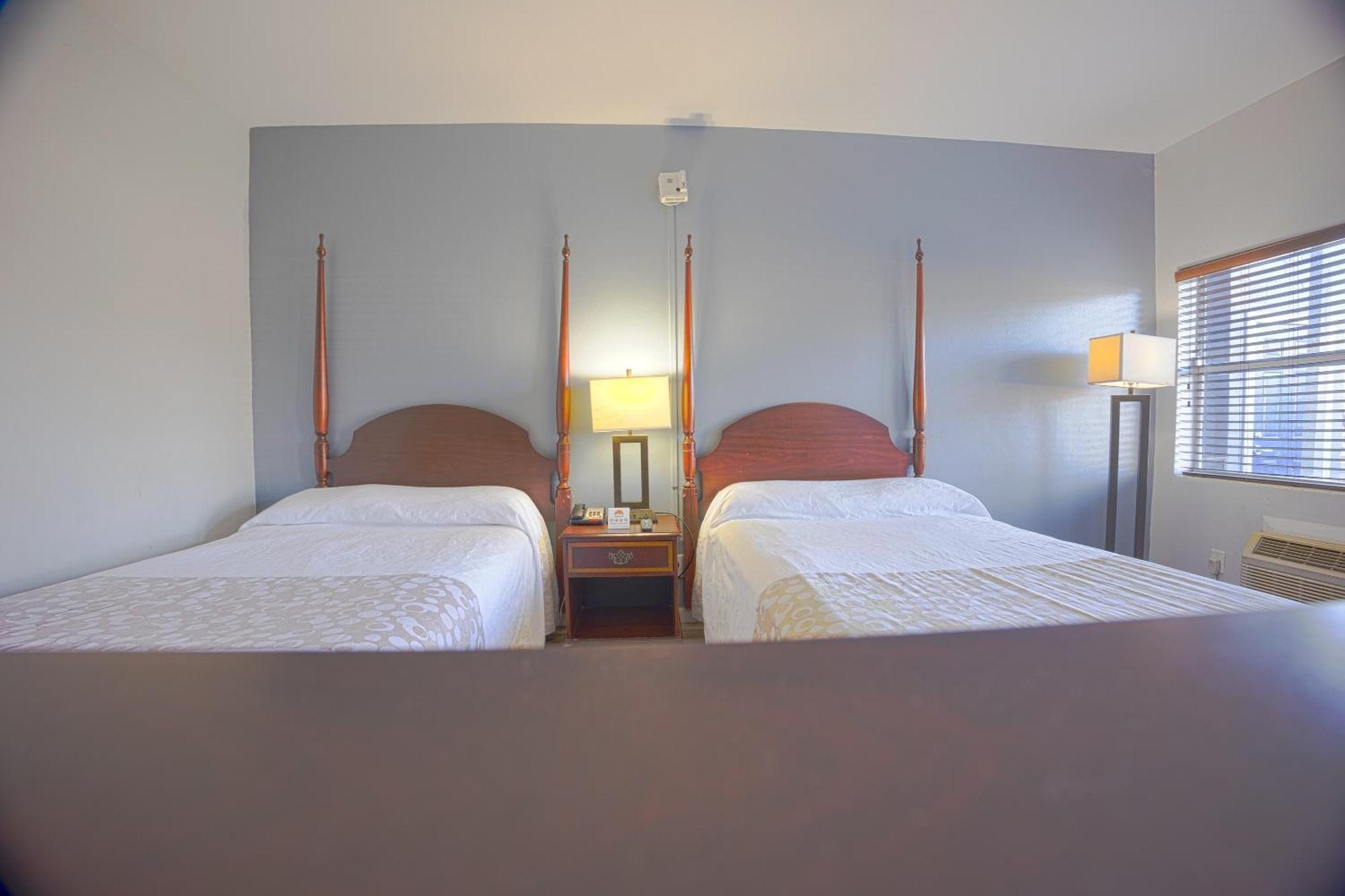 2 Full Bed  with kitchenette Non-Smoking