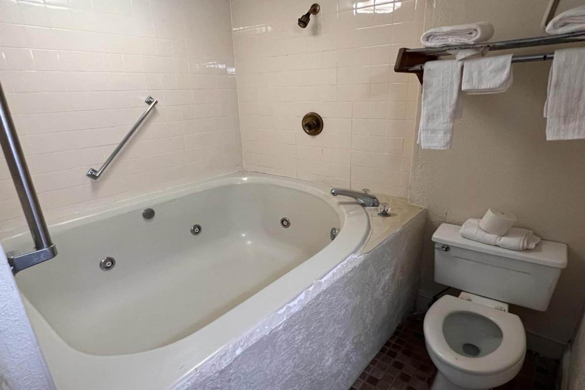 King Bed with Jetted Tub