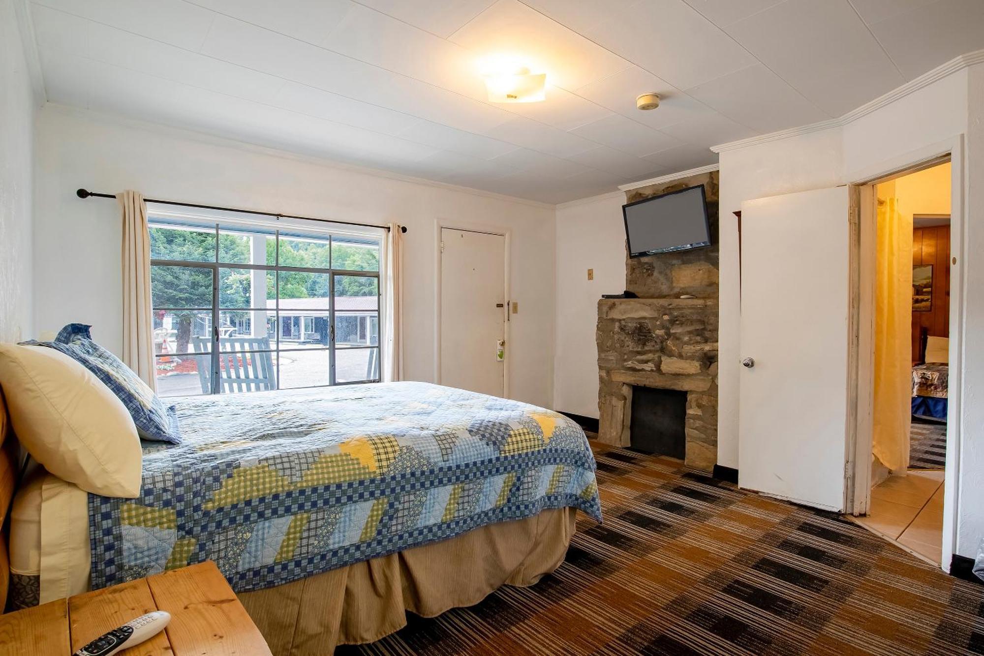 2 Bedroom Apartment with Kitchen