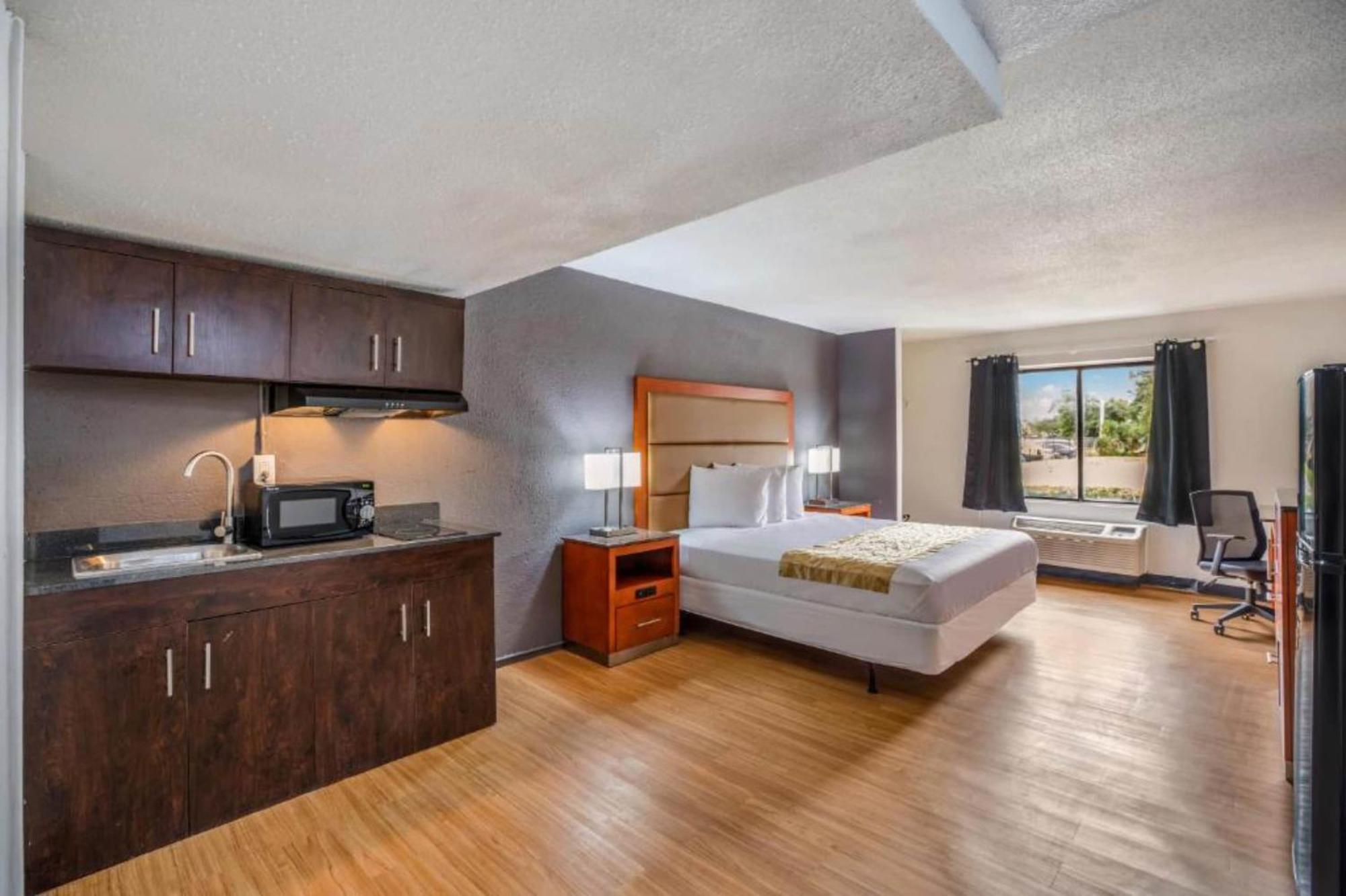 King Bed Kitchenette Non-Smoking