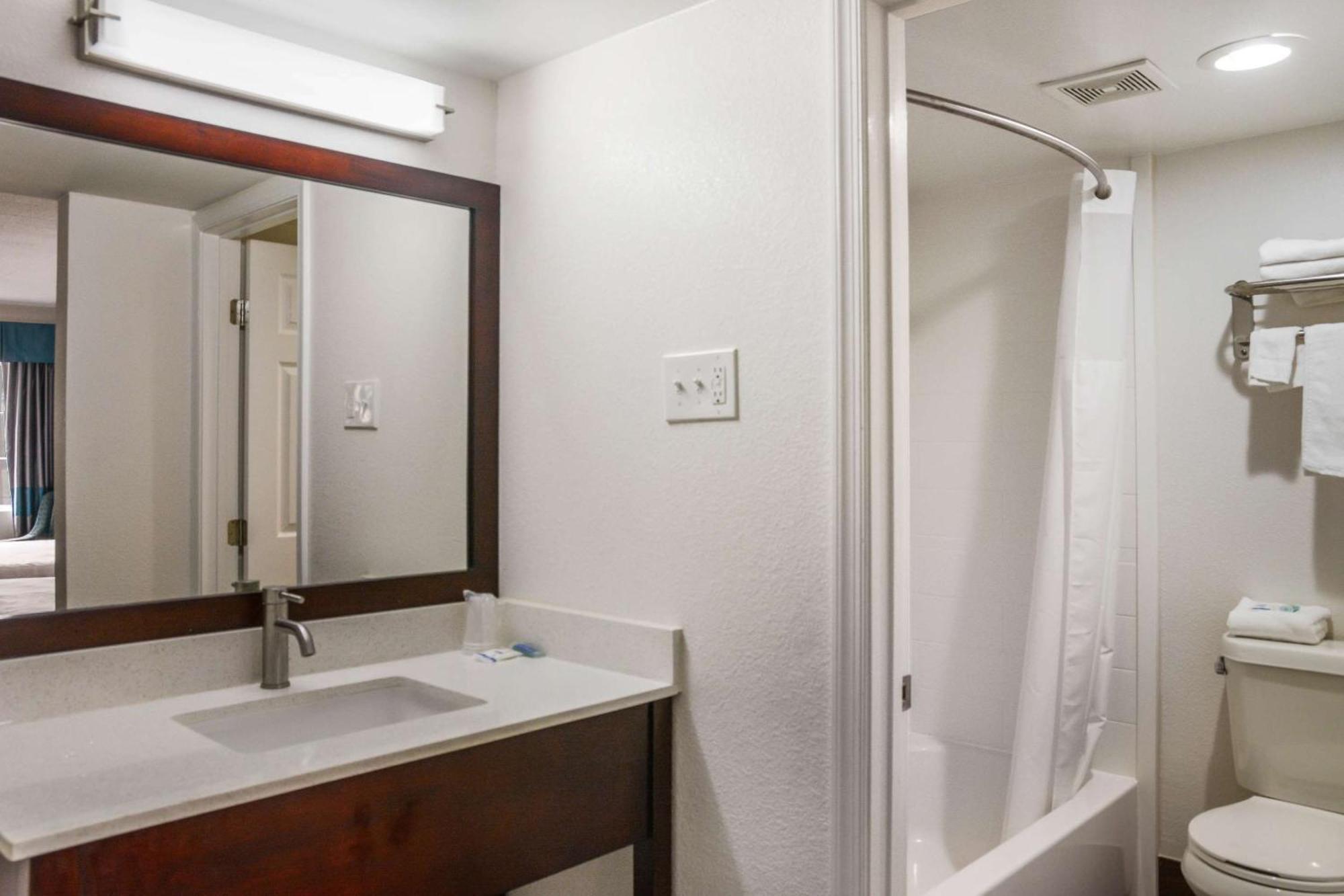 Queen Room with Two Queen Beds and Shower - Non-Smoking