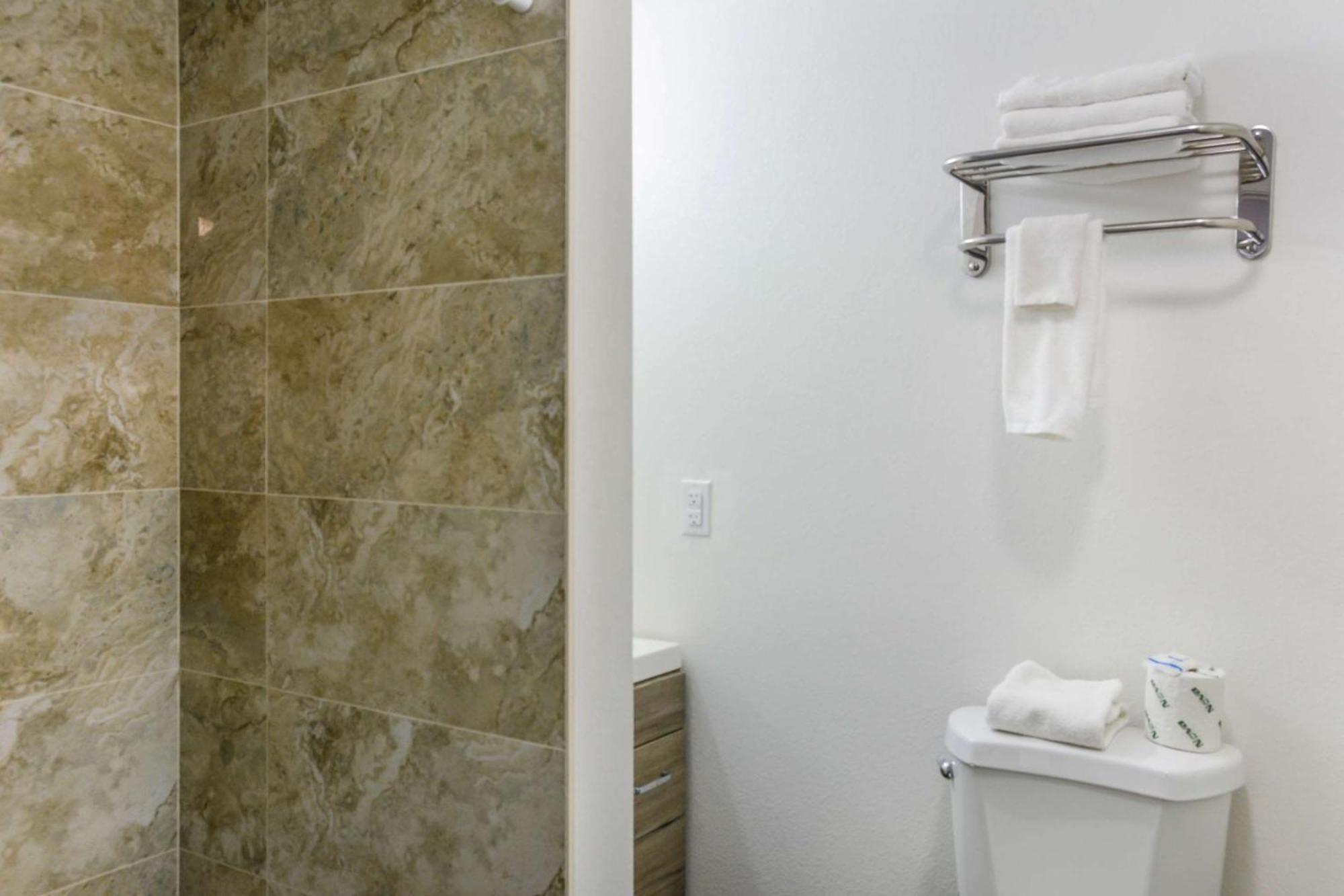 King Room with Shower - Non-Smoking