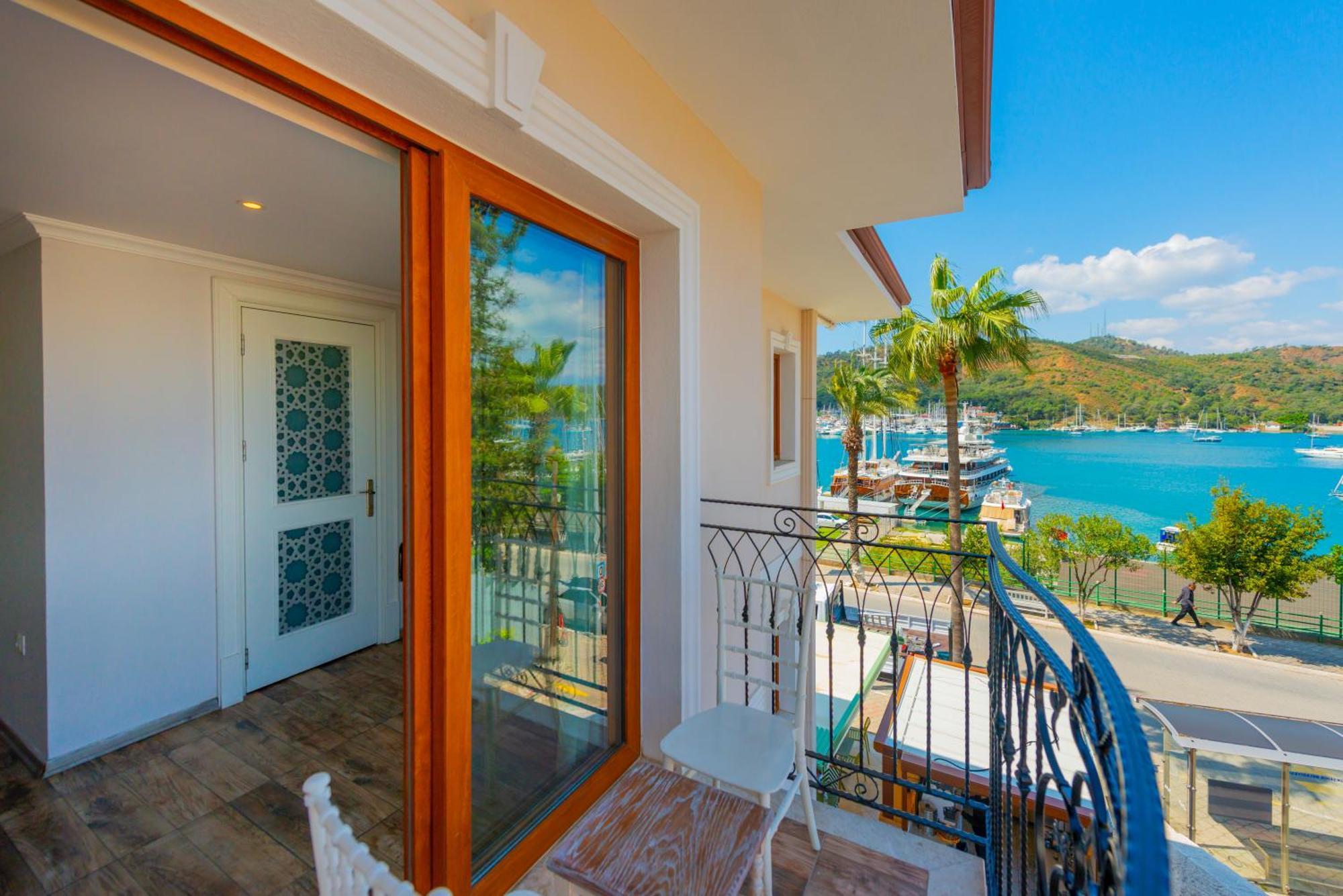 Deluxe Double Room with Balcony and Sea View