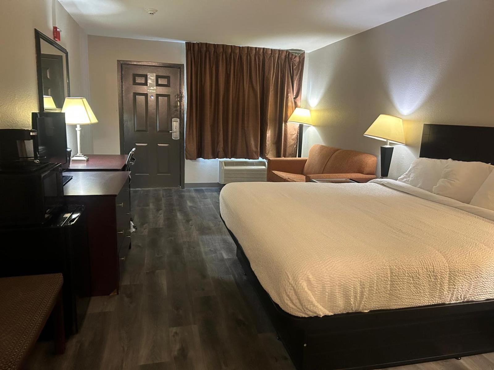 King Room with Bathtub w/Grab Bars - Mobility Accessible/Non-Smoking