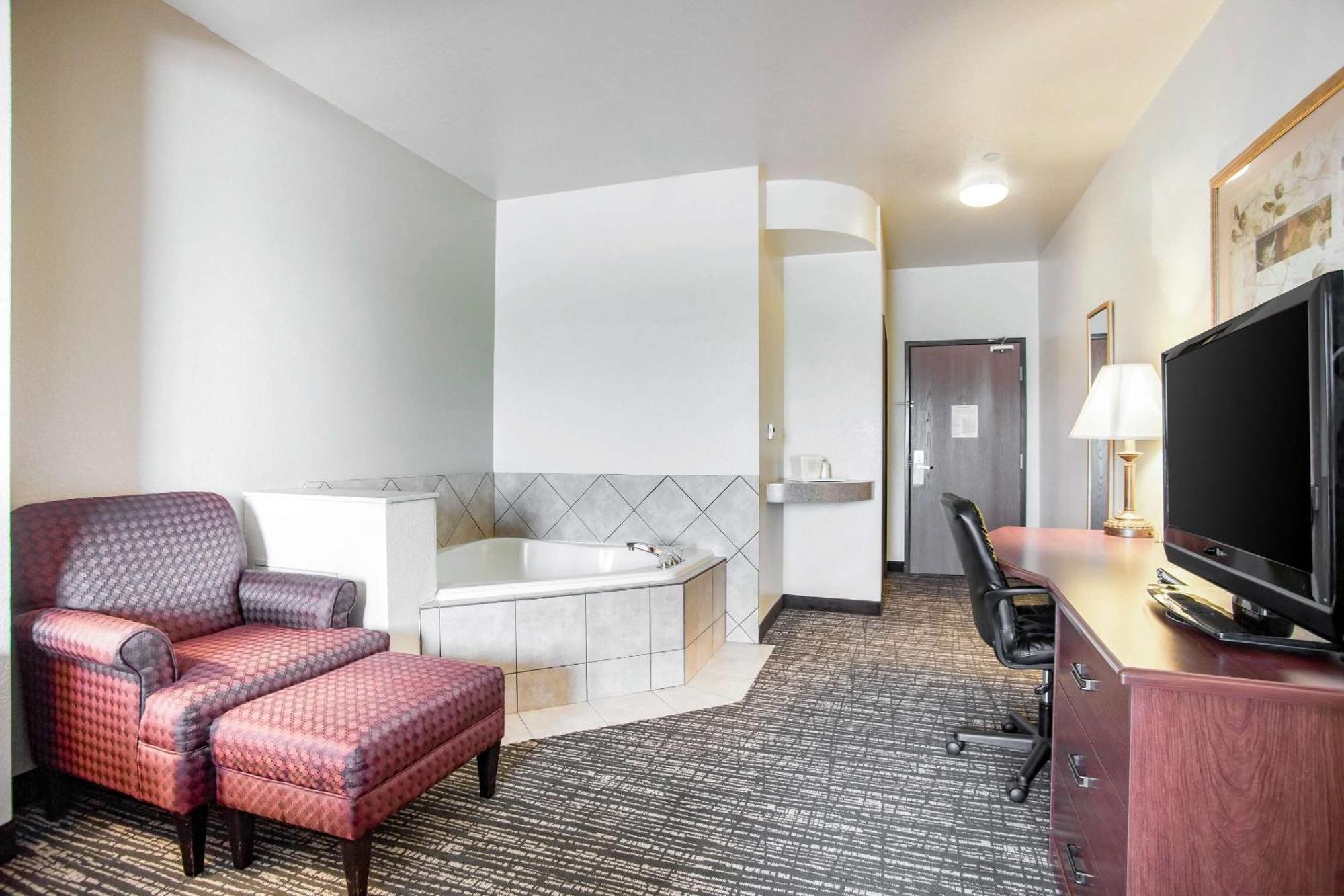 King Suite Spa Bath