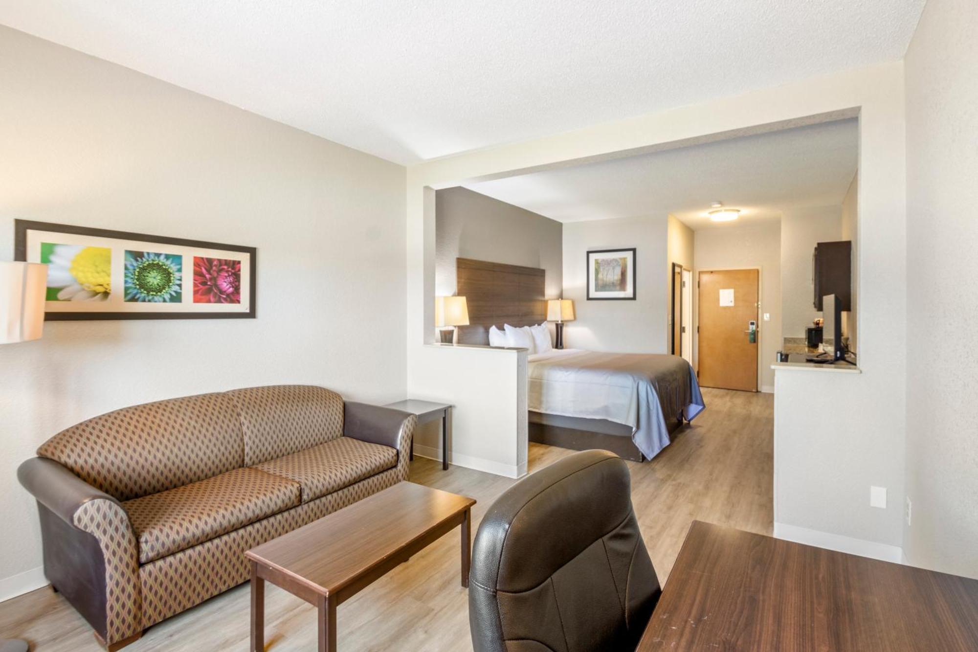 Efficiency King Suite - Accessible/Non-Smoking