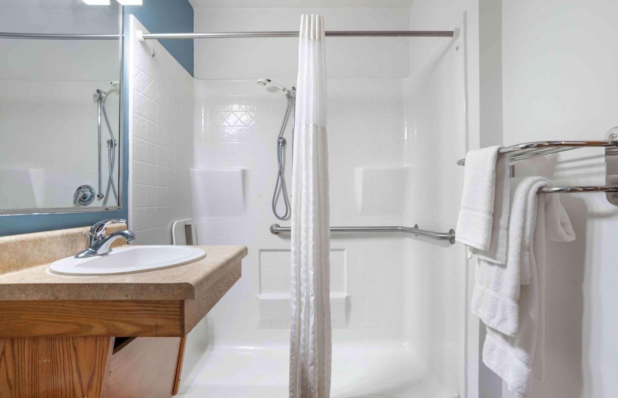Double Suite Roll Shower Disability Access or Non Smoking,1664661273:JPEG