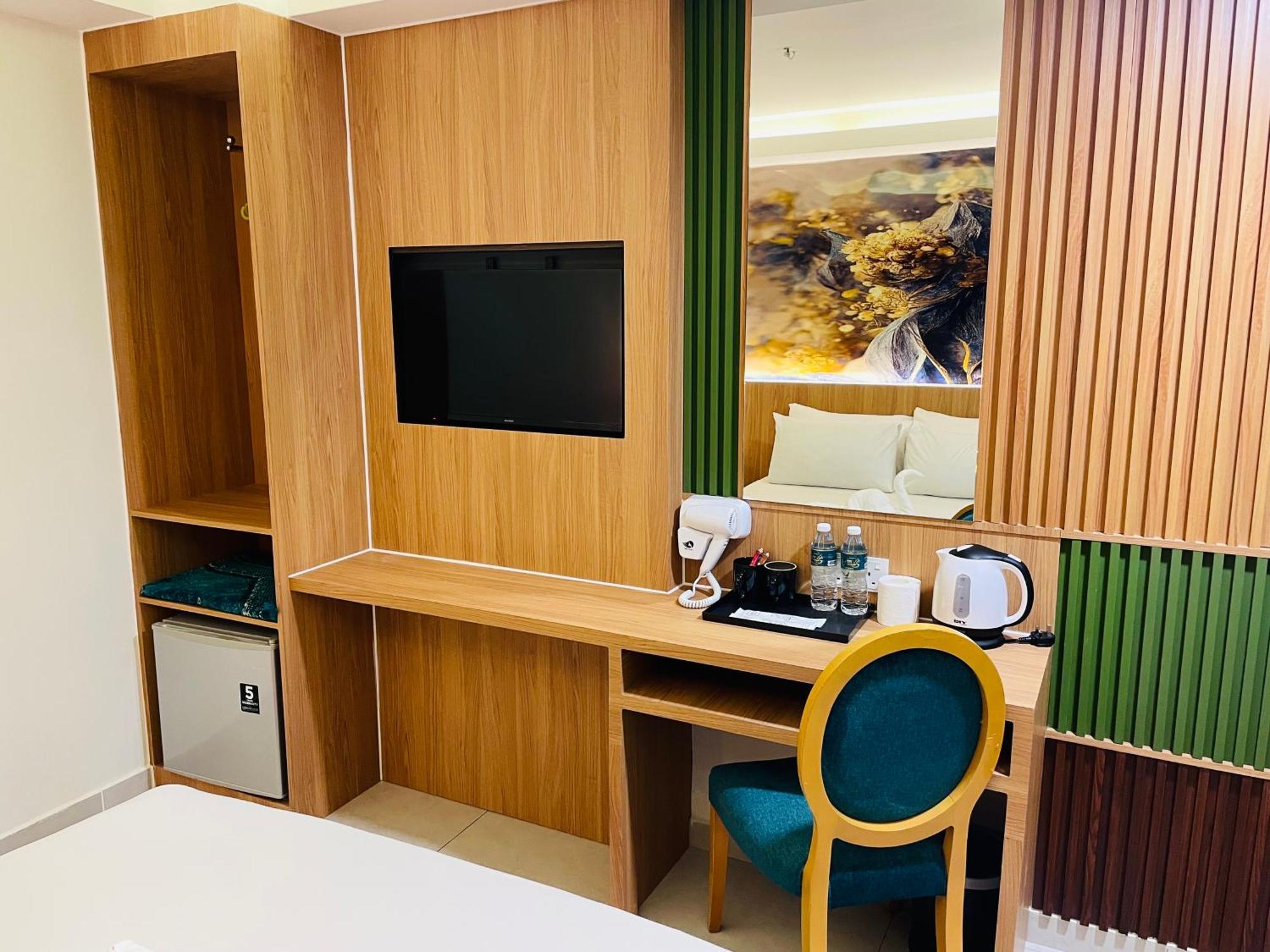 Deluxe Queen Room Hassle Check or Wifi or Hourly Sanitization of Common Area or Gym & Rooftop Sky Garden Access