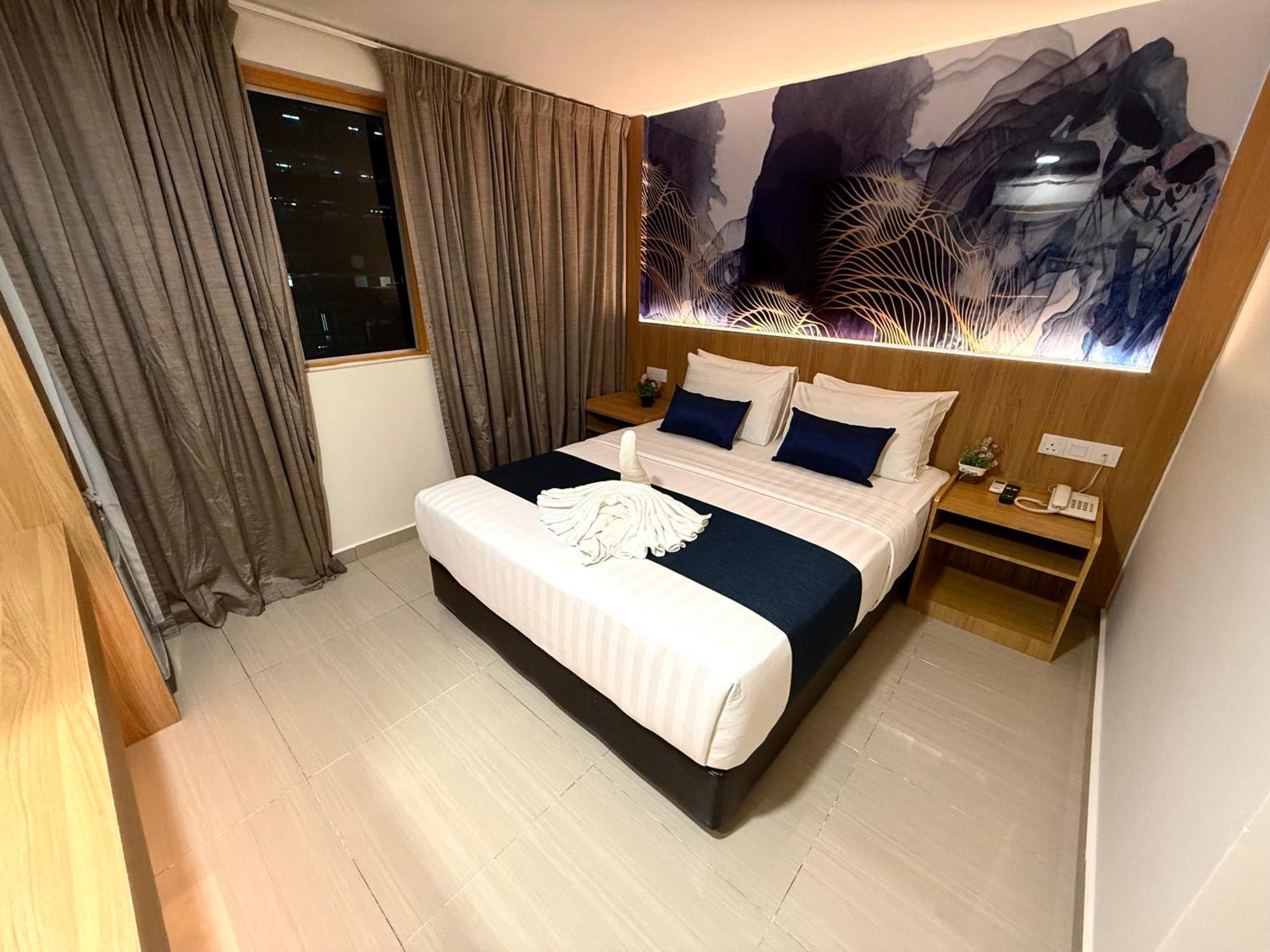 Deluxe Queen Room Hassle Check or Wifi or Hourly Sanitization of Common Area or Gym & Rooftop Sky Garden Access