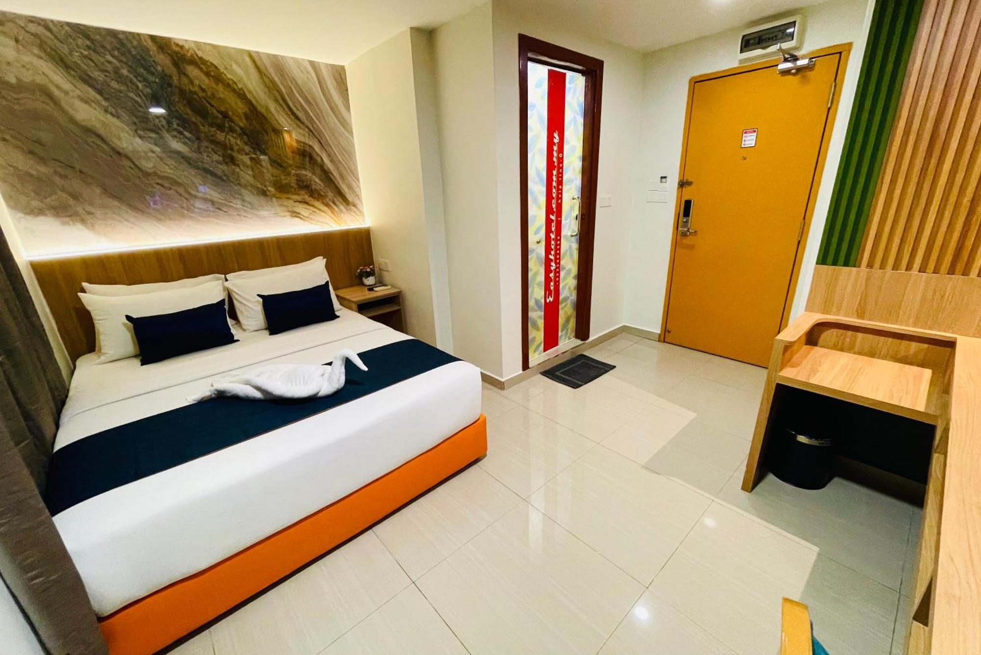 Deluxe Queen Room Hassle Check or Wifi or Hourly Sanitization of Common Area or Gym & Rooftop Sky Garden Access