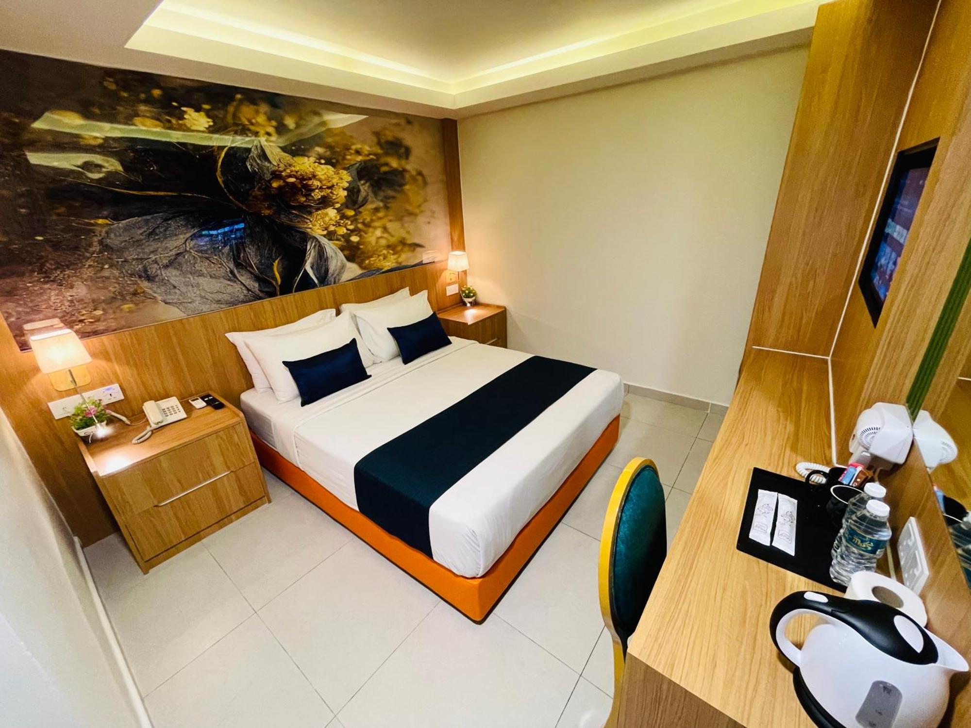 Deluxe Queen Room Hassle Check or Wifi or Hourly Sanitization of Common Area or Gym & Rooftop Sky Garden Access