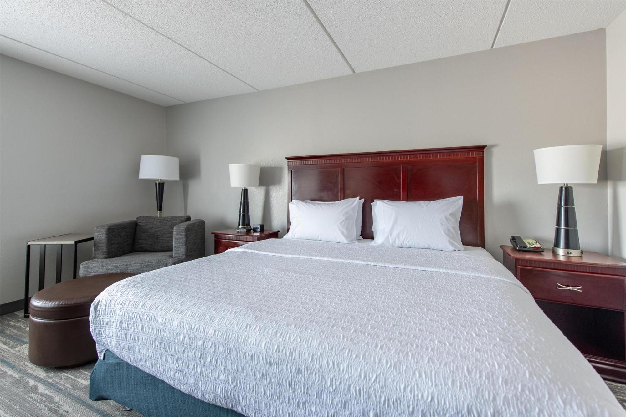 King Room with King Bed - Non-Smoking