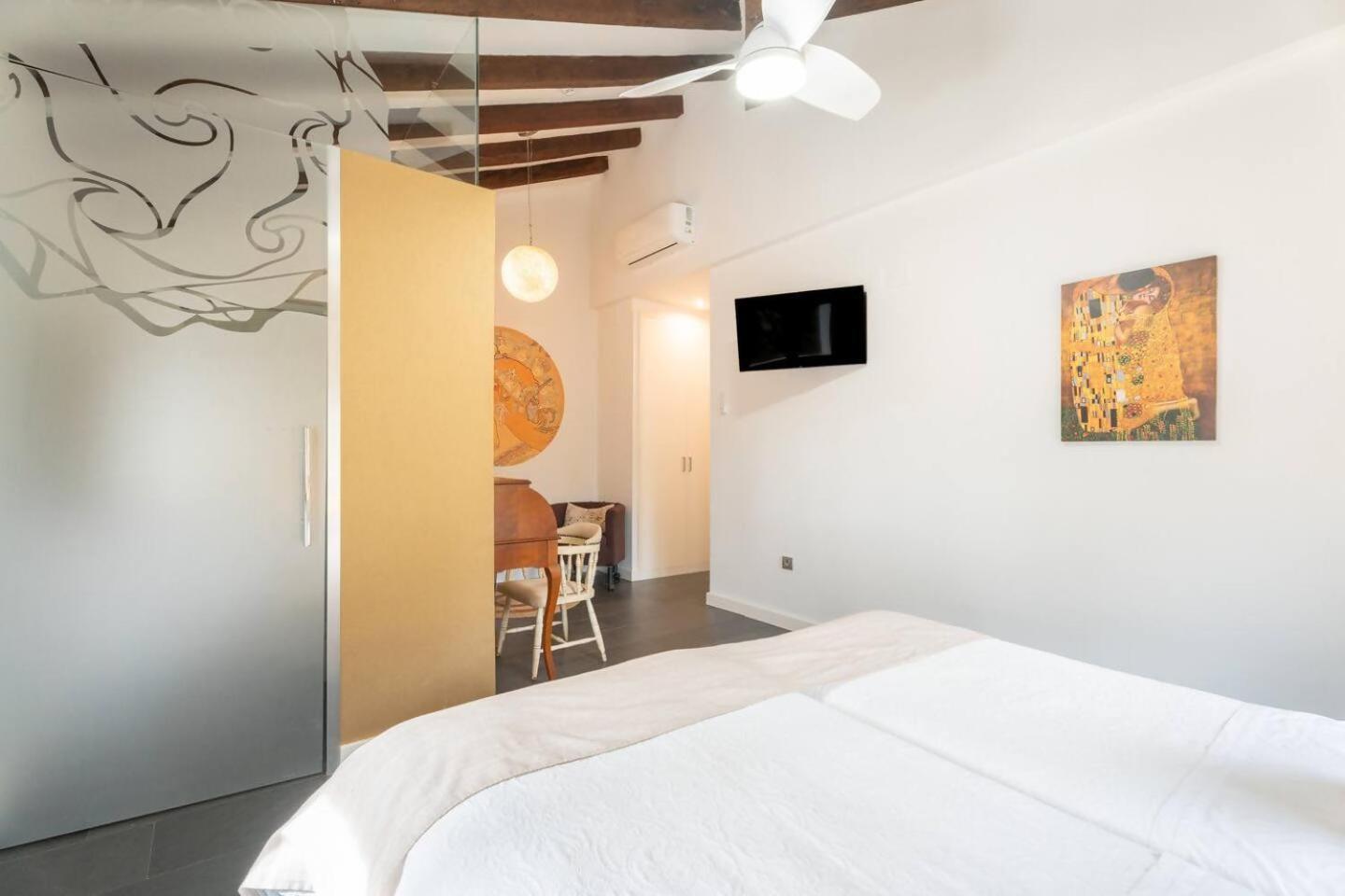 Habitación con cama grande y vistas al jardín