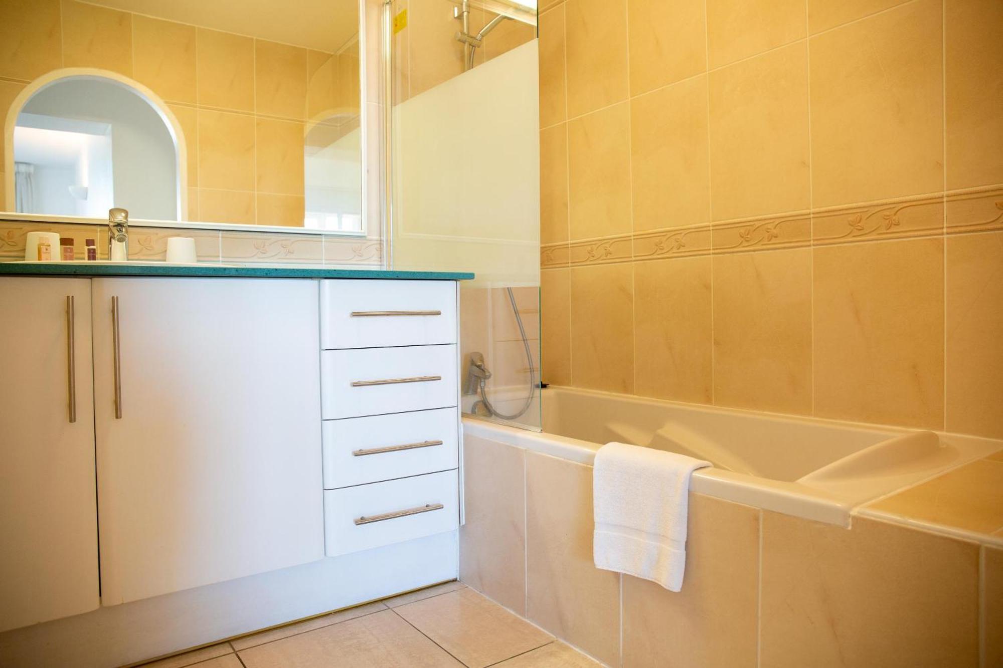 Three-Bedroom Apartment Sea View,1669027623:JPEG
