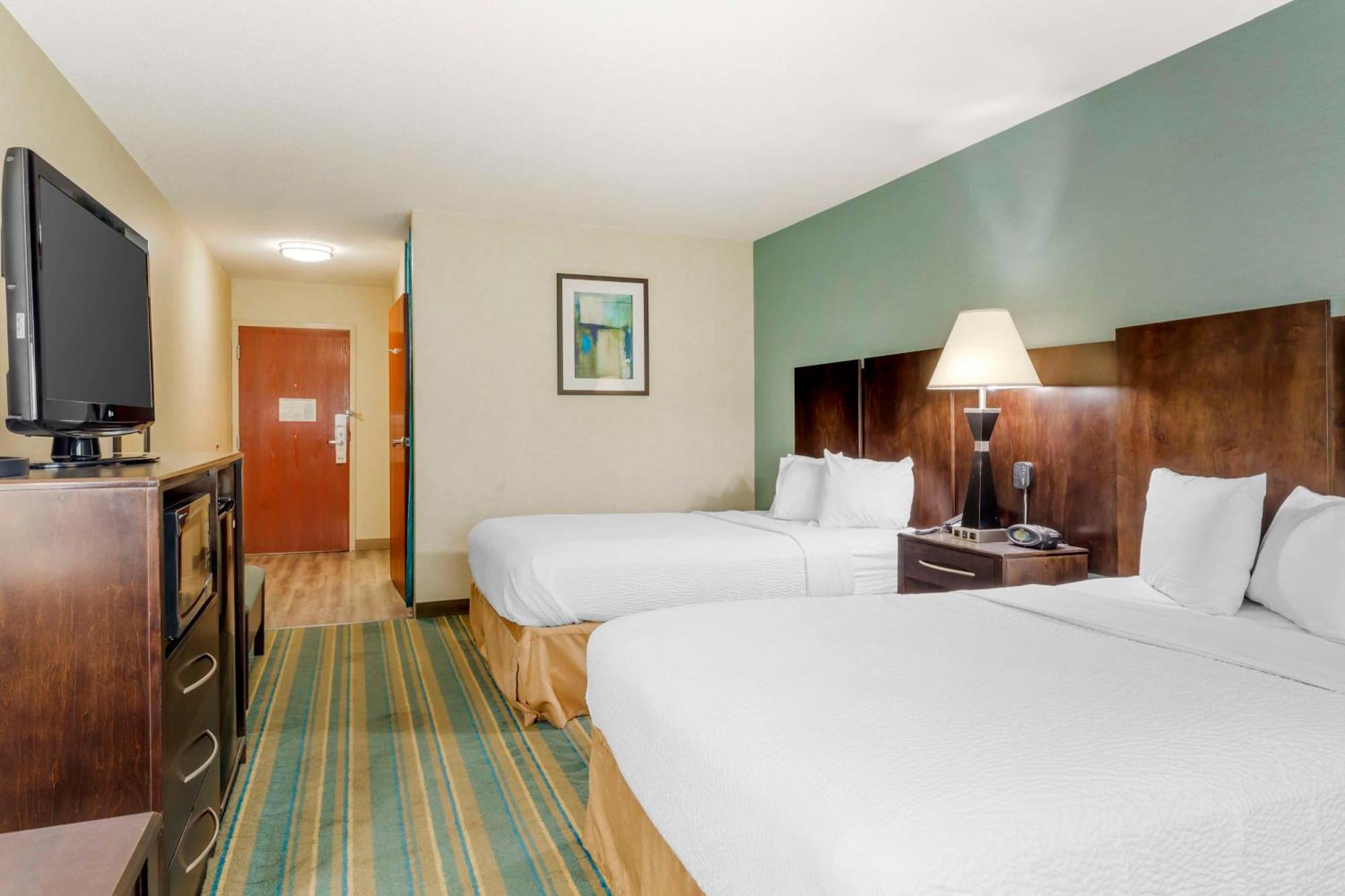 Double Room Two Double Beds Bath Tub Mobility Accessible or Non-Smoking,1672578338:JPEG