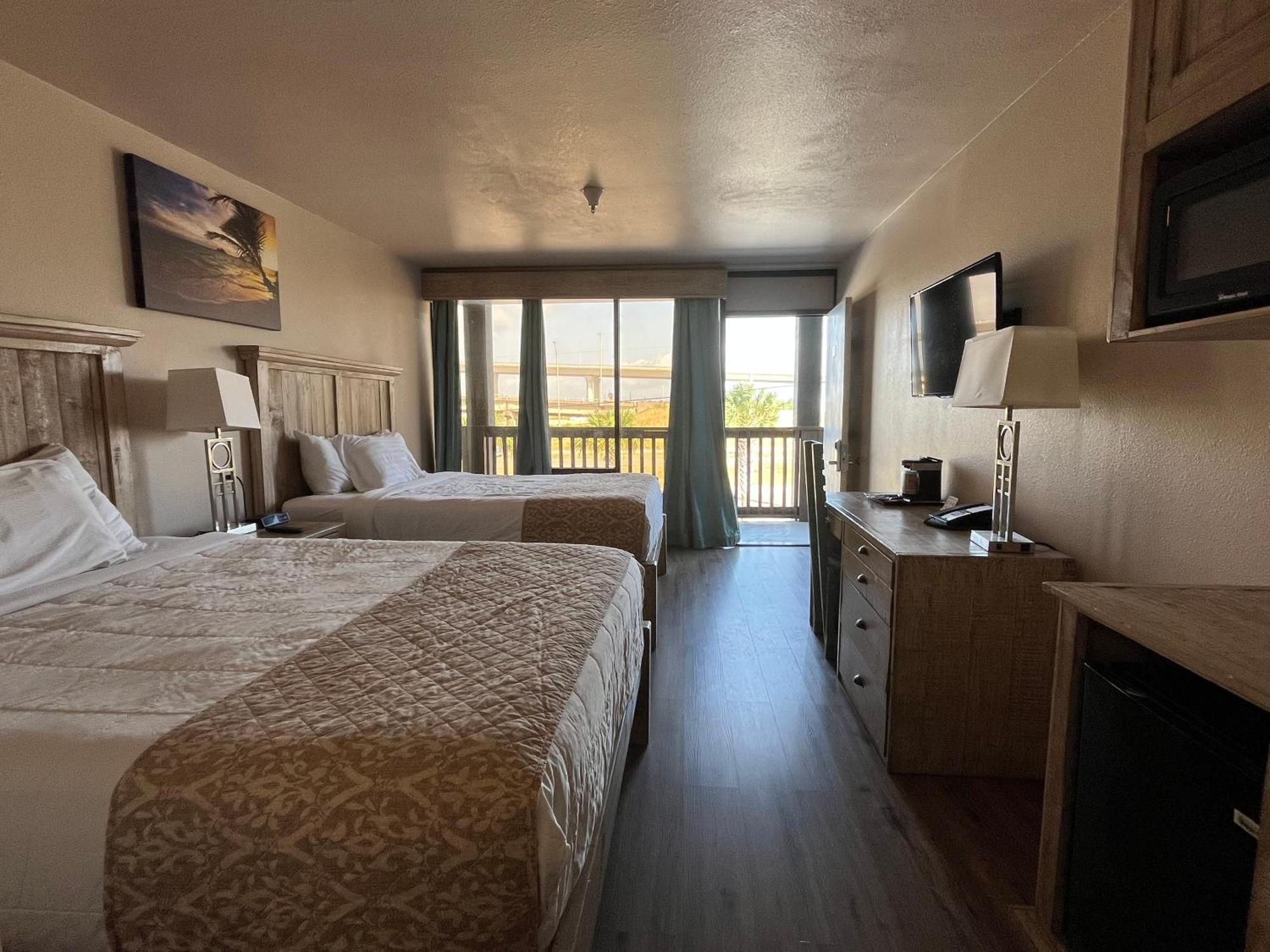 Queen Room Harbor Bridge Side