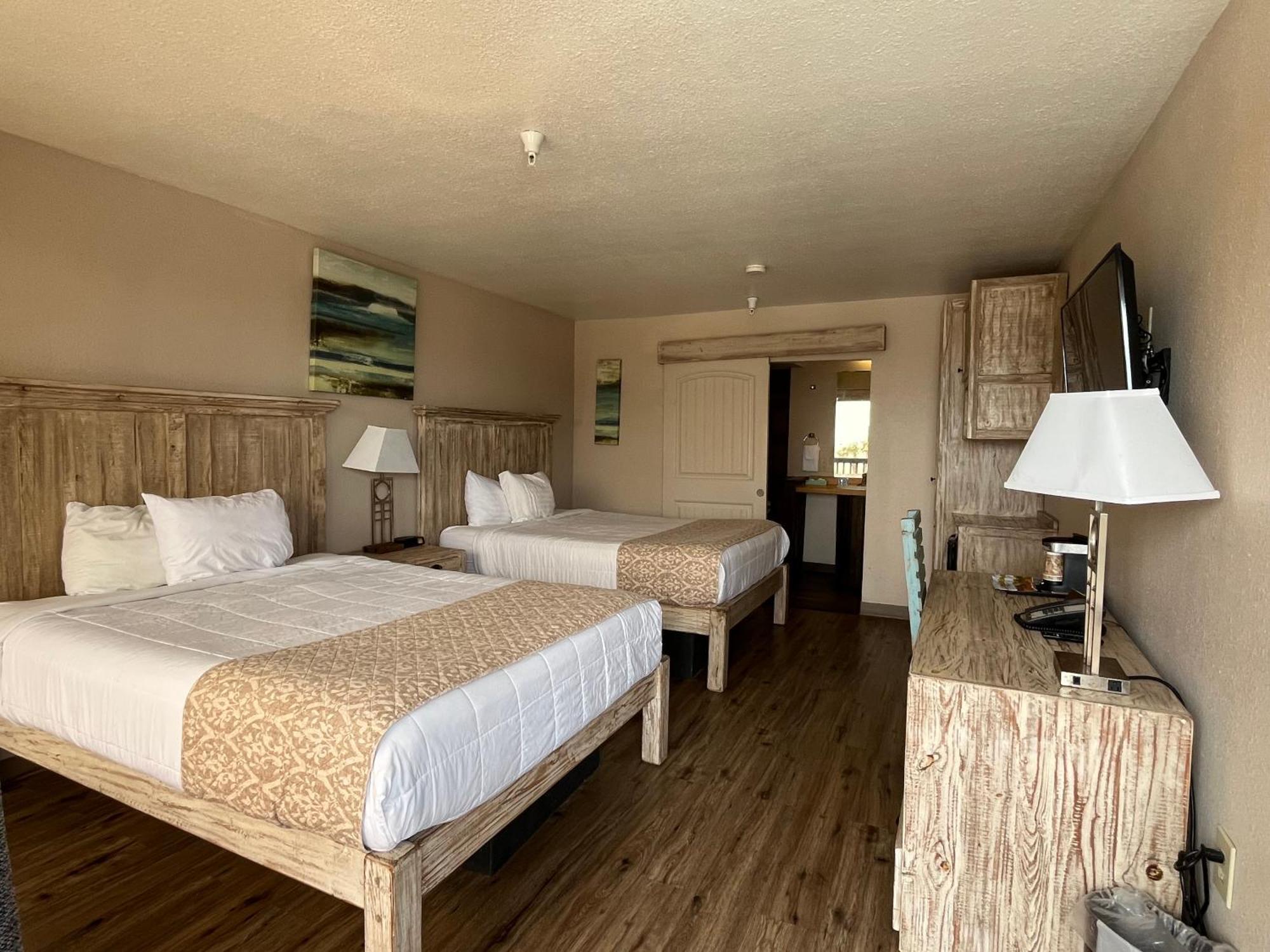 Queen Room Harbor Bridge Side