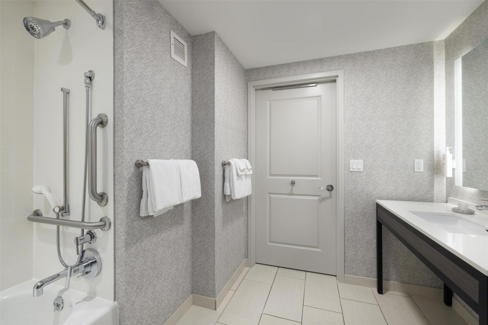 King Room with Accessible Tub - Mobility and Hearing Access/Non-Smoking