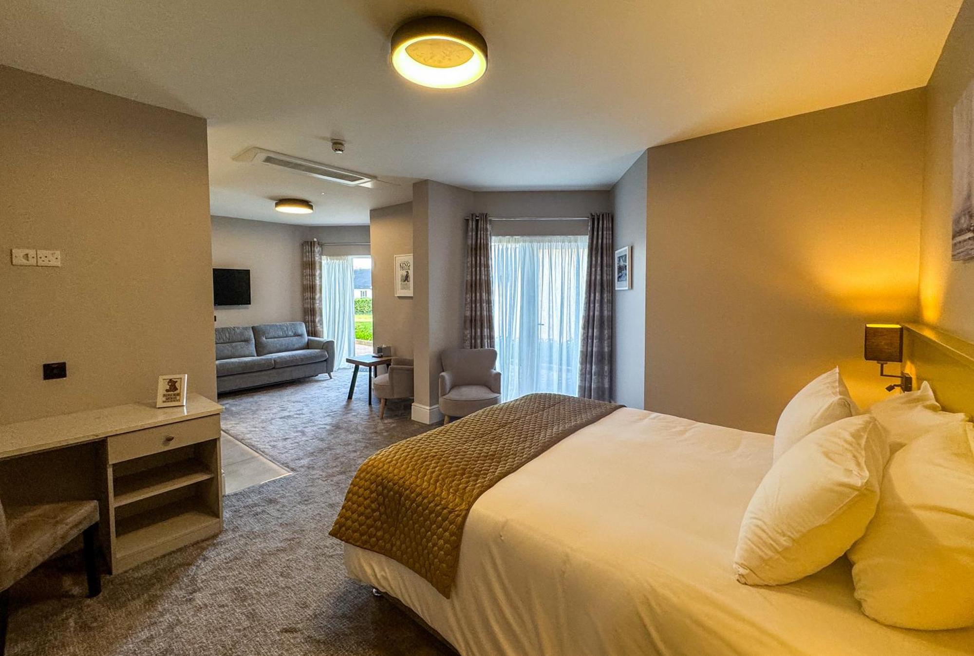 Deluxe King Suite,1674153467:JPEG
