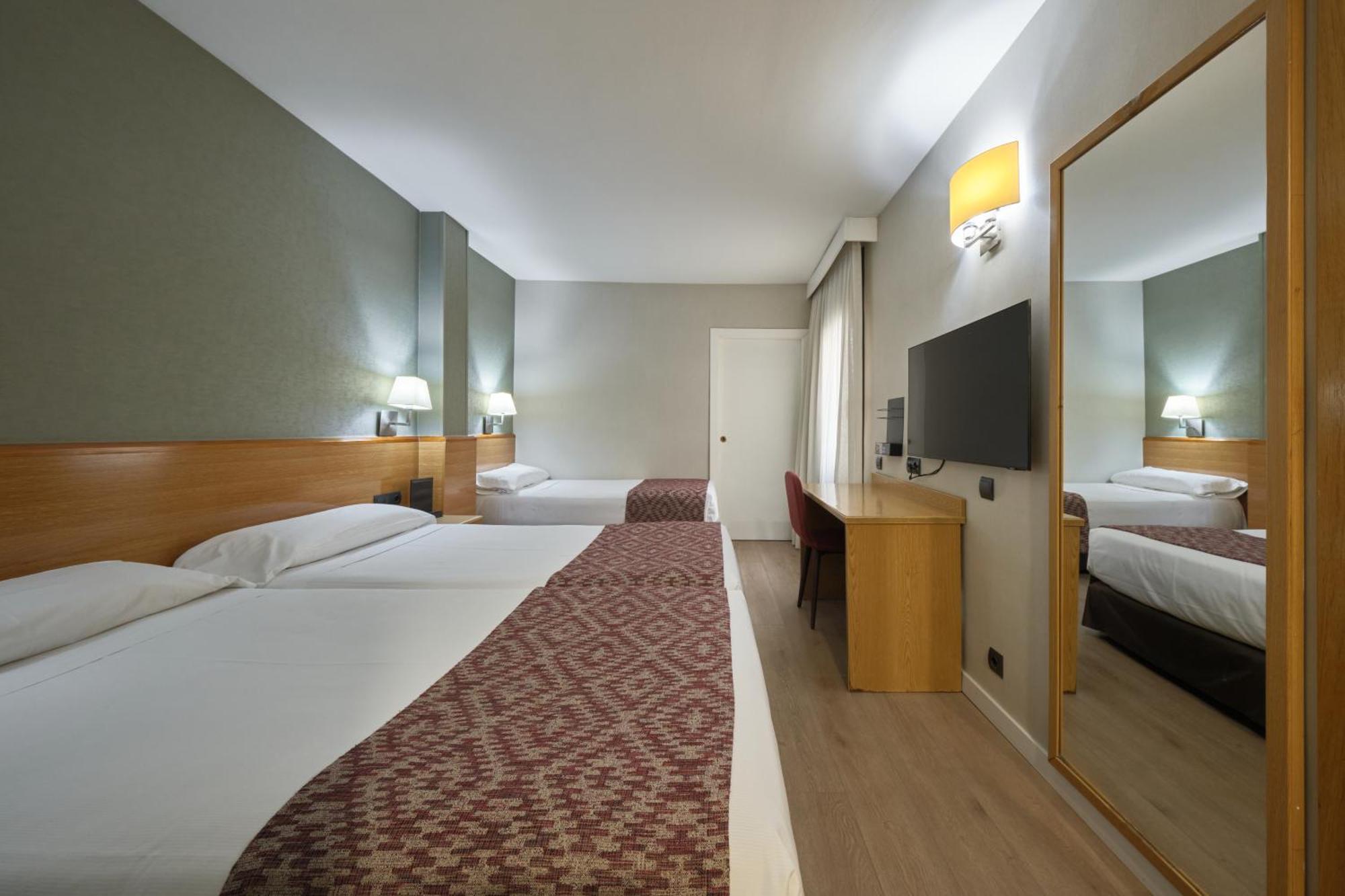Quarto Triplo (2 Adultos + 1 Criança)