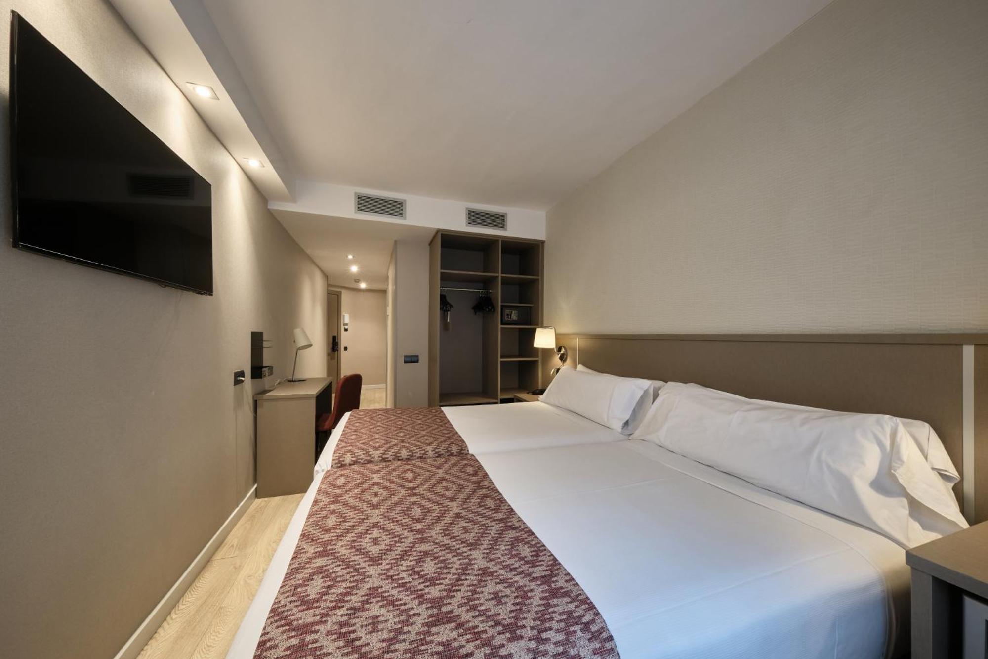 Quarto com Cama de Casal ou 2 de Solteiro