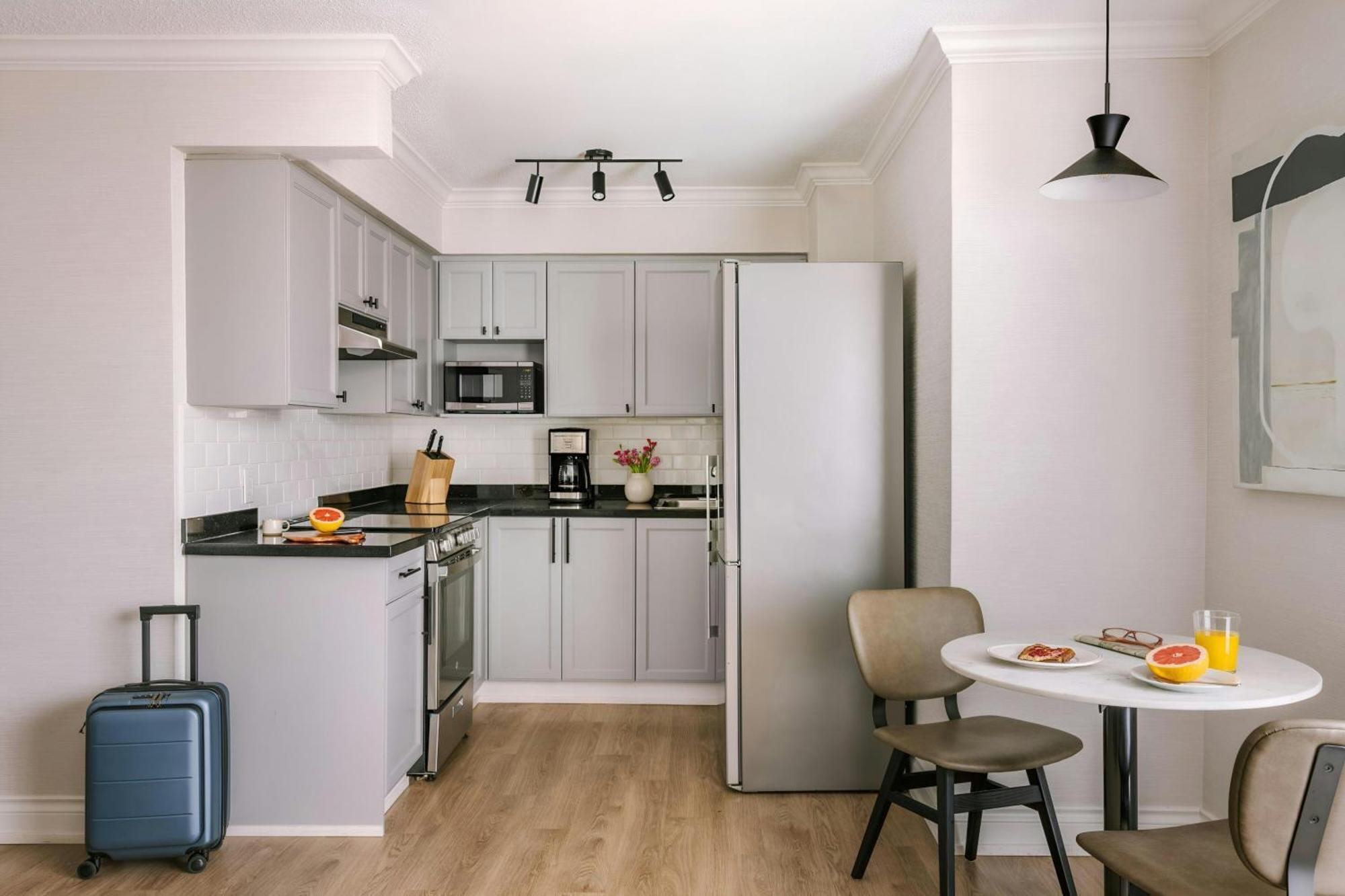 One-Bedroom Superior Apartment with King Bed, Sofa Bed and Balcony
